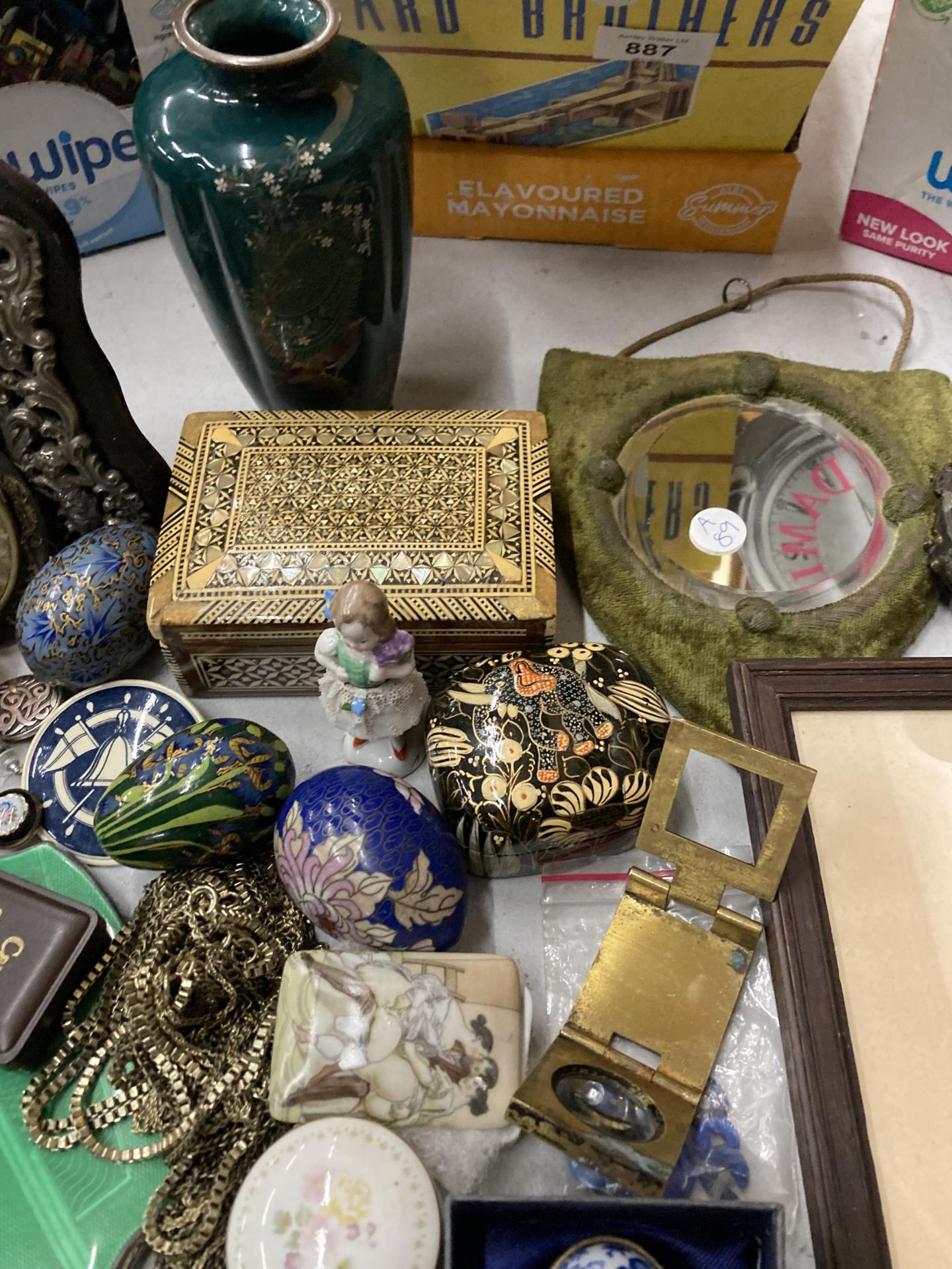 A LARGE MIXED LOT TO INCLUDE PHOTO FRAMES, A CLOISONNE VASE, CANDLESTICKS, PILL BOXES, A SILVER - Image 3 of 6