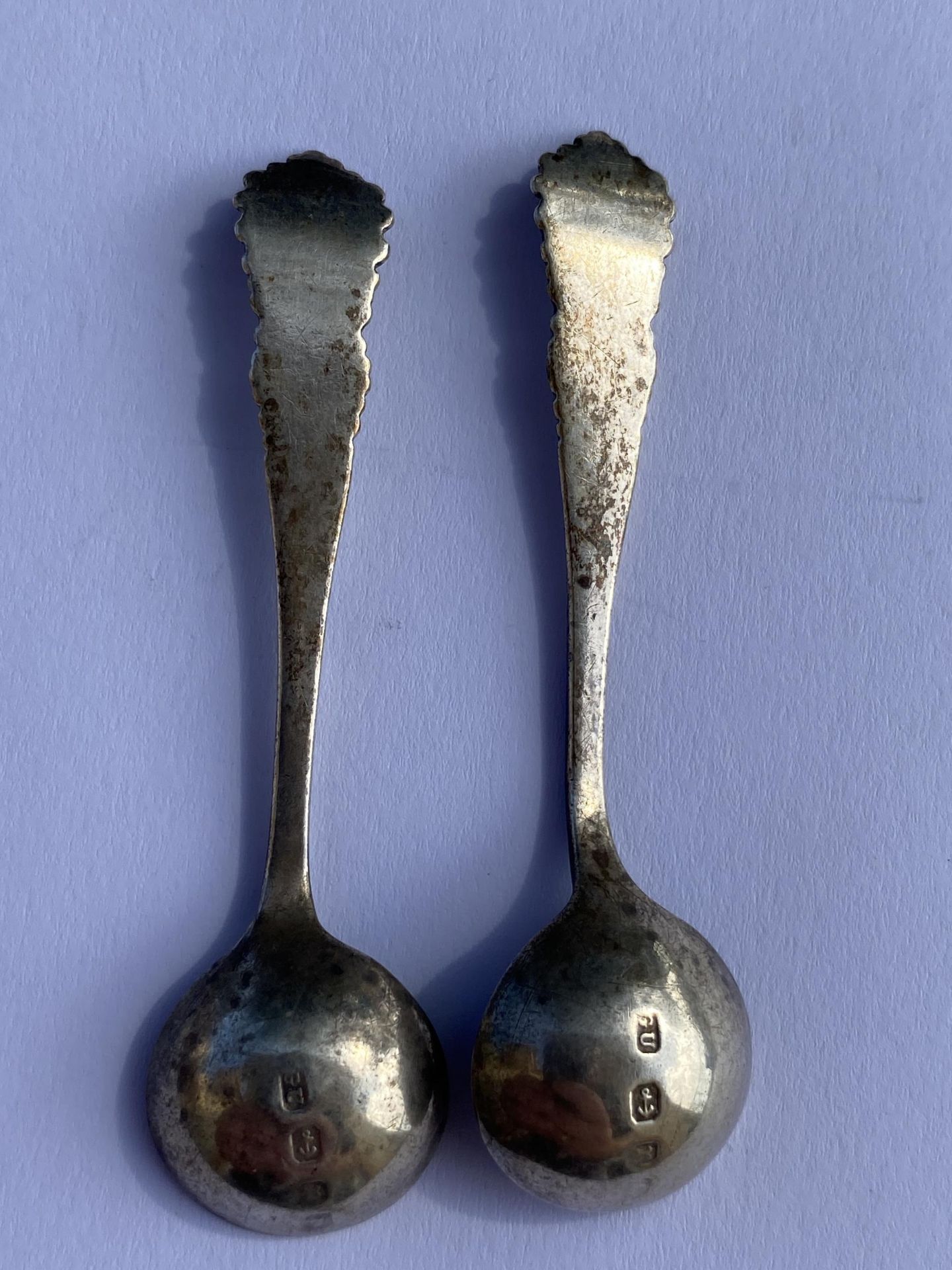A PAIR OF VICTORIAN 1897 HALLMARKED SILVER OPEN SALT SPOONS, LENGTH 6.5 CM - Image 3 of 5