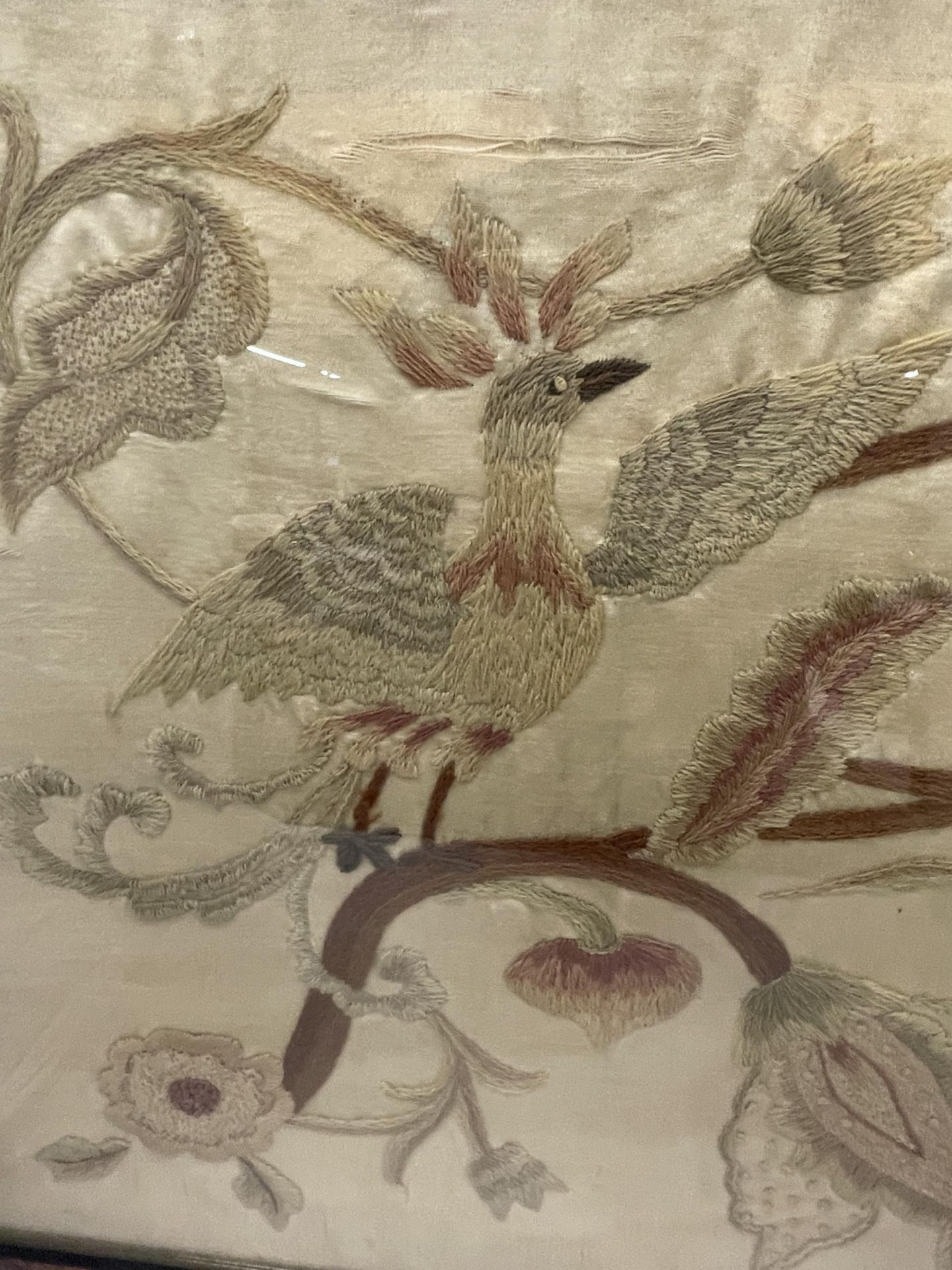 A WALNUT FRAMED VINTAGE SILK EMBROIDERY OF A BIRD AMONGST FLOWERS - Image 3 of 3