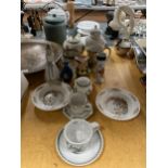 A QUANTITY OF CHINA AND CERAMIC ITEMS TO INCLUDE A TEAPOT WITH HEN DESIGN, AYNSLEY BOWLS AND A