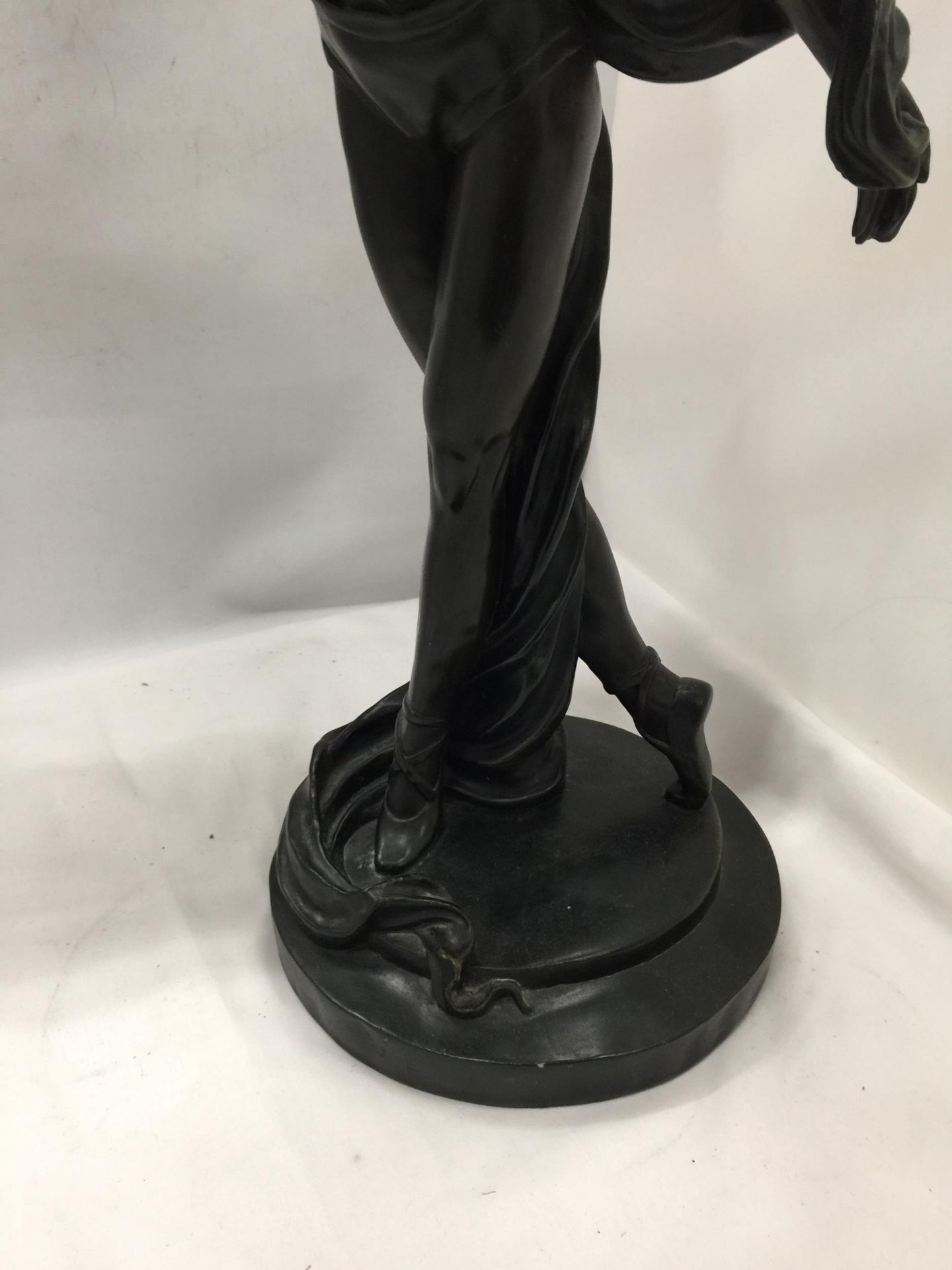 A LARGE RESIN MODEL OF A FEMALE DANCER - Image 3 of 4