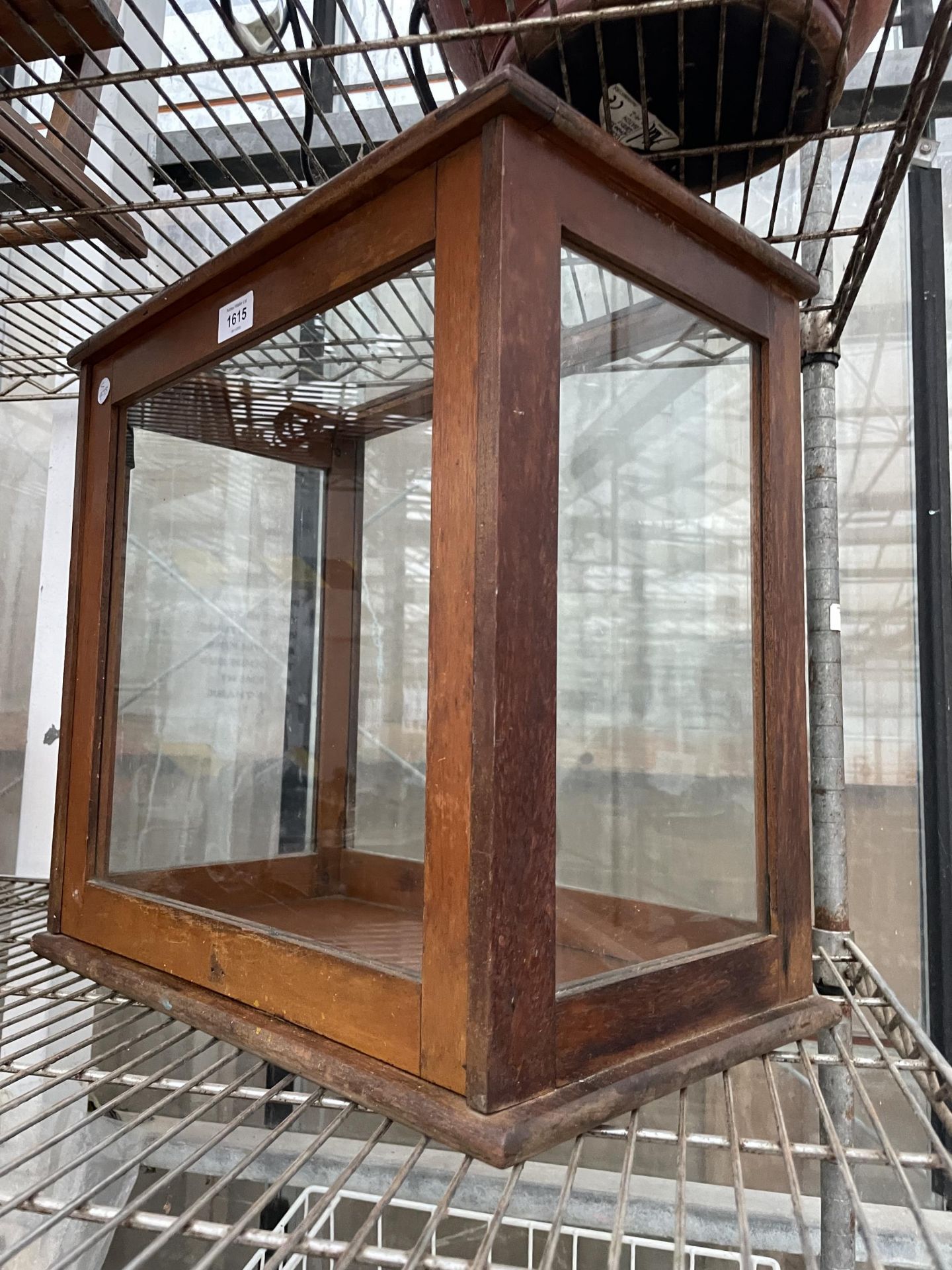 A VINTAGE OAK AND GLASS DISPLAY CABINET - Image 7 of 7