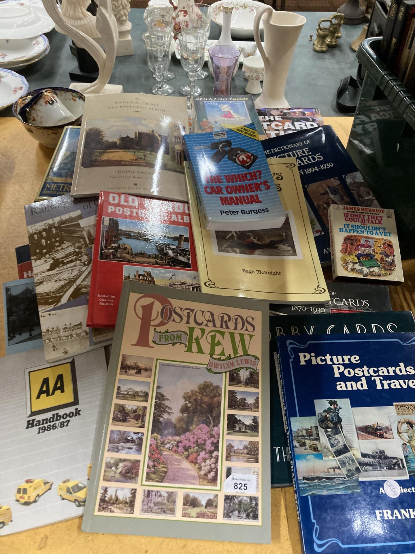 A LARGE COLLECTION OF POSTCARD COLLECTING BOOKS, GUIDE BOOKS, ETC