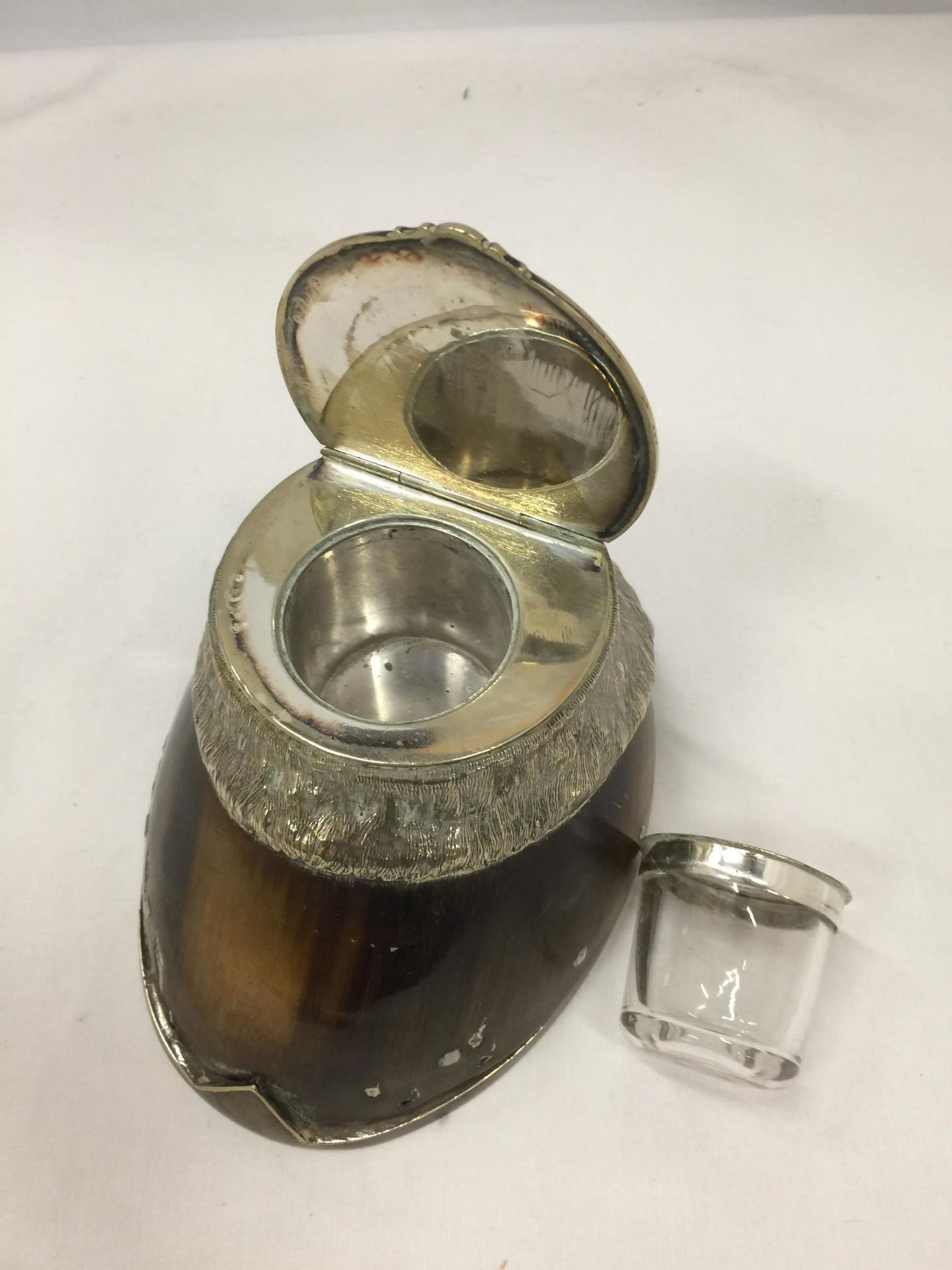 A VINTAGE HORSE HOOF SHOE AND SILVER PLATE MOUNTED INKWELL WITH INNER GLASS LINER - Image 4 of 5