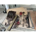 AN ASSORTMENT OF VINTAGE ITEMS TO INCLUDE A PULLEY HOOK AND A SPIRIT LEVEL ETC