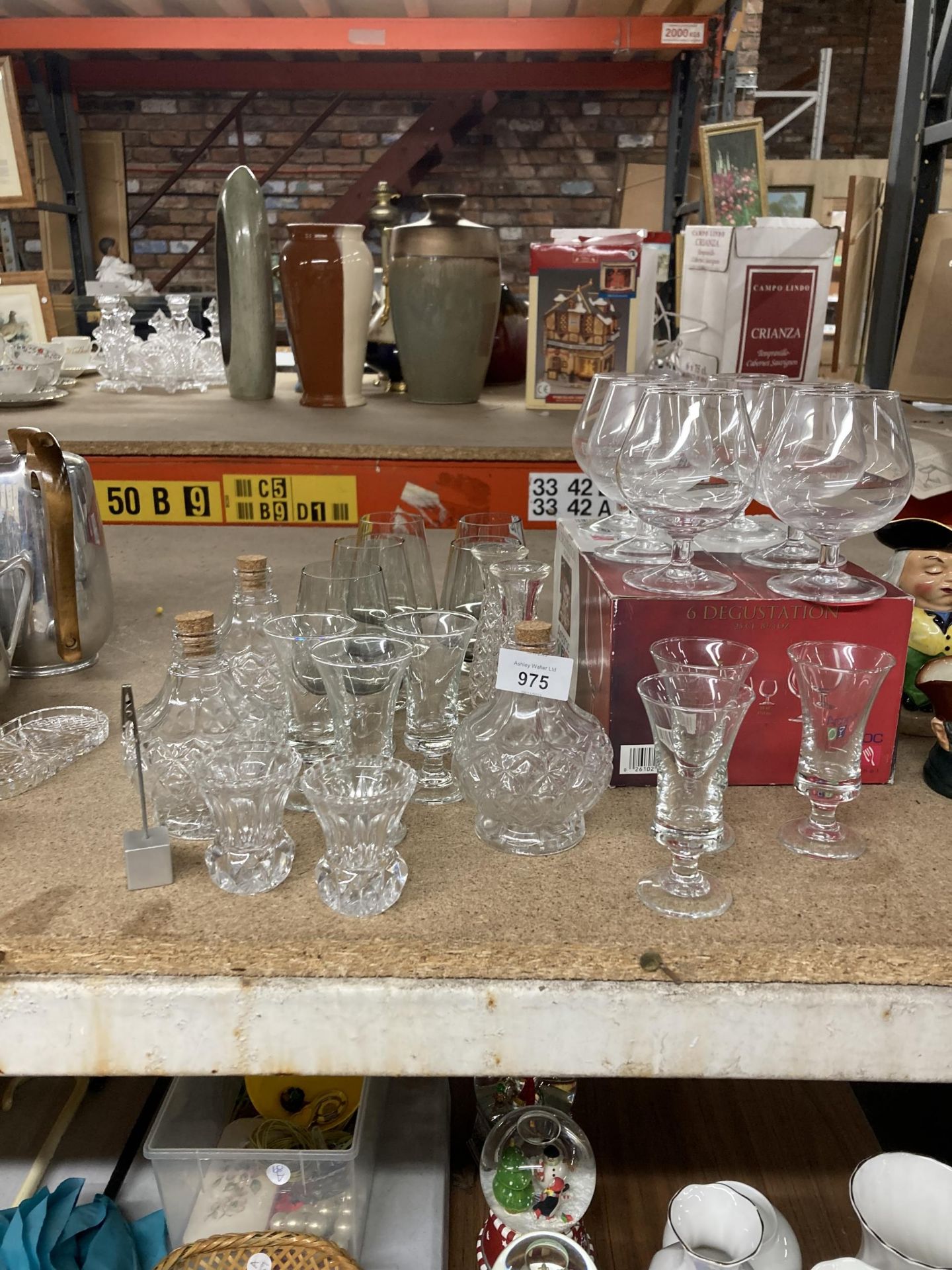 A MIXED LOT OF GLASSWARE TO INCLUDE SIX BRANDY GLASSES ETC