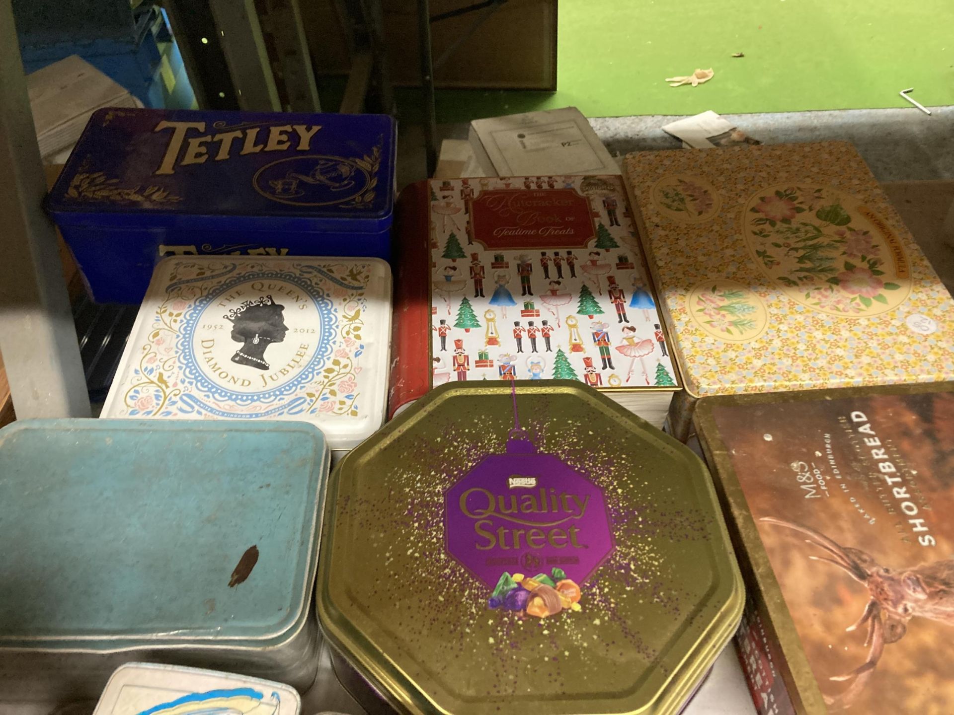 A LARGE COLLECTION OF VINTAGE TINS - Image 3 of 3