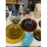 A MIXED LOT OF GLASSWARE TO INCLUDE COLOURED GLASS BOWLS, PAIR OF CRANBERRY AND GILT GOBLETS,