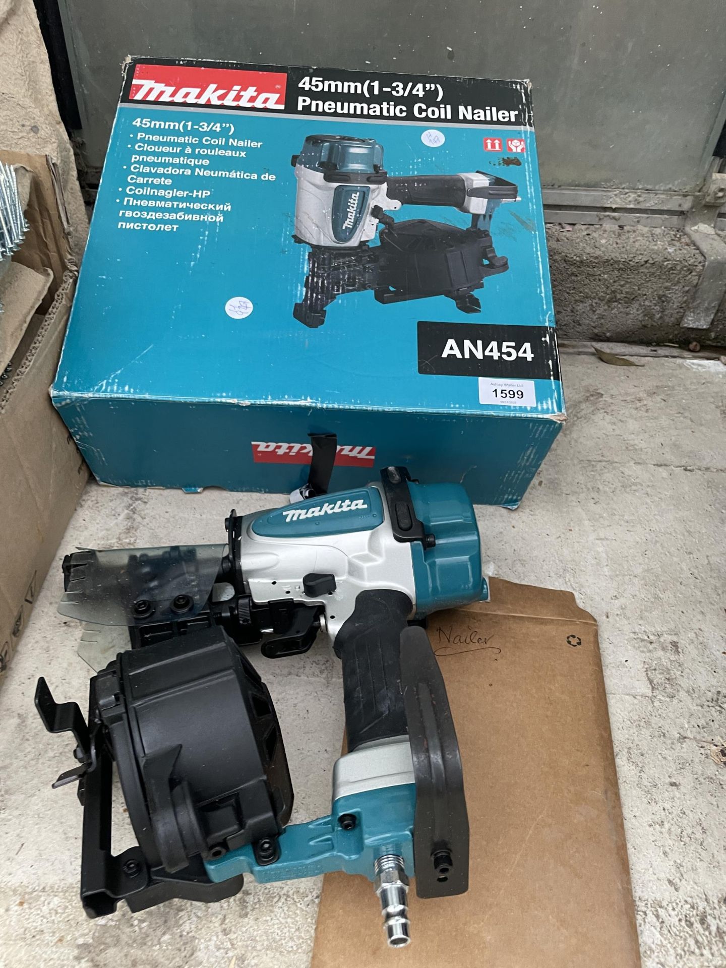 AN AS NEW MAKITA AN454 PNEUMATIC COIL NAILER AND A LARGE QUANTITY OF NAIL COILS - Image 3 of 3