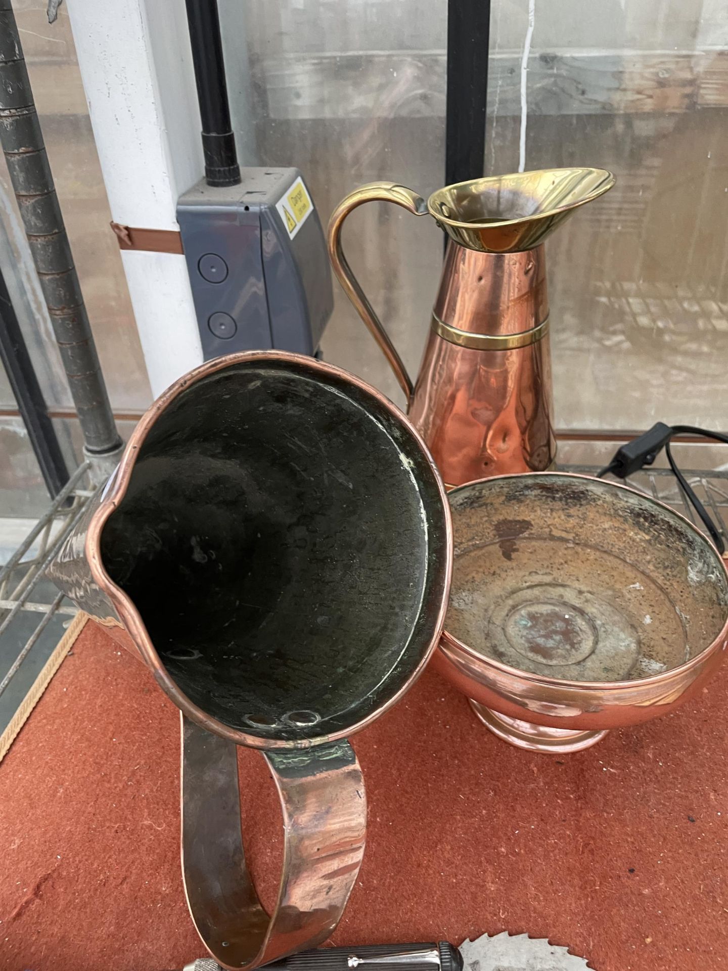 AN ASSORTMENT OF COPPER ITEMS TO INCLUDE THREE VARIOUS JUGS AND A BOWL ETC - Image 4 of 5