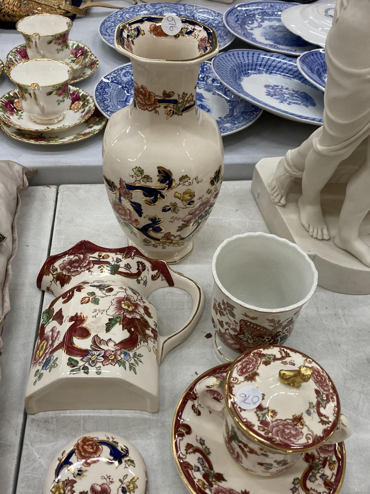 A COLLECTION OF MASON'S CERAMICS TO INCLUDE A VASE, WALL POCKET, LIDDED POT WITH SAUCER, CAKE PLATE, - Image 3 of 5