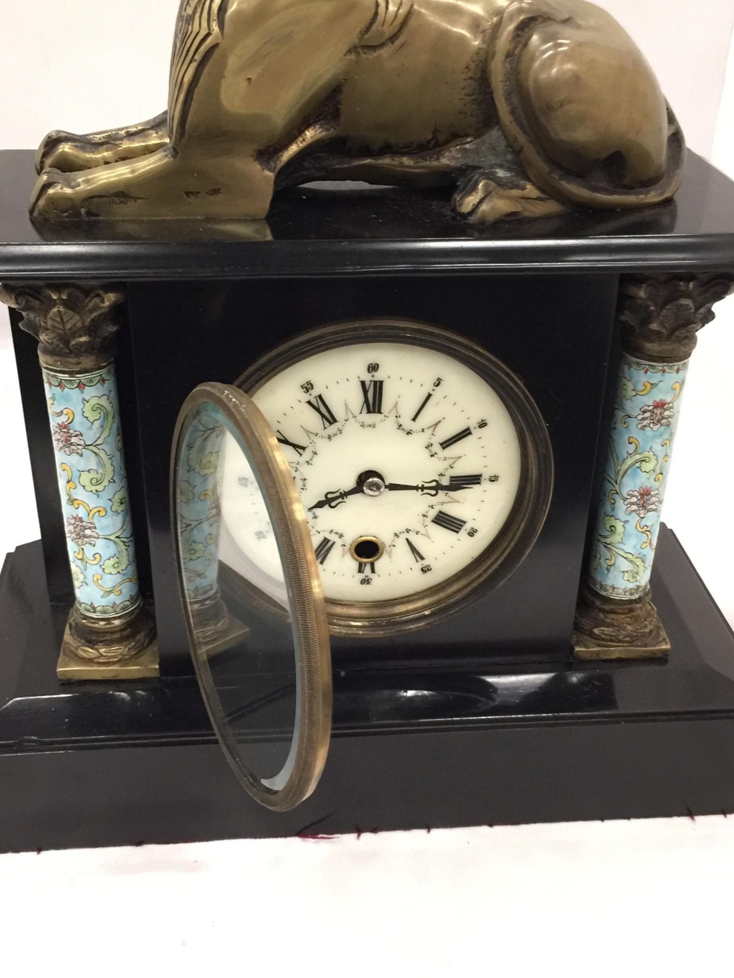 A HEAVY FRENCH MARBLE MANTLE CLOCK WITH BRONZE SPHINX TOP AND ORMELU AND ENAMEL COLUMN SUPPORTS - Bild 2 aus 4