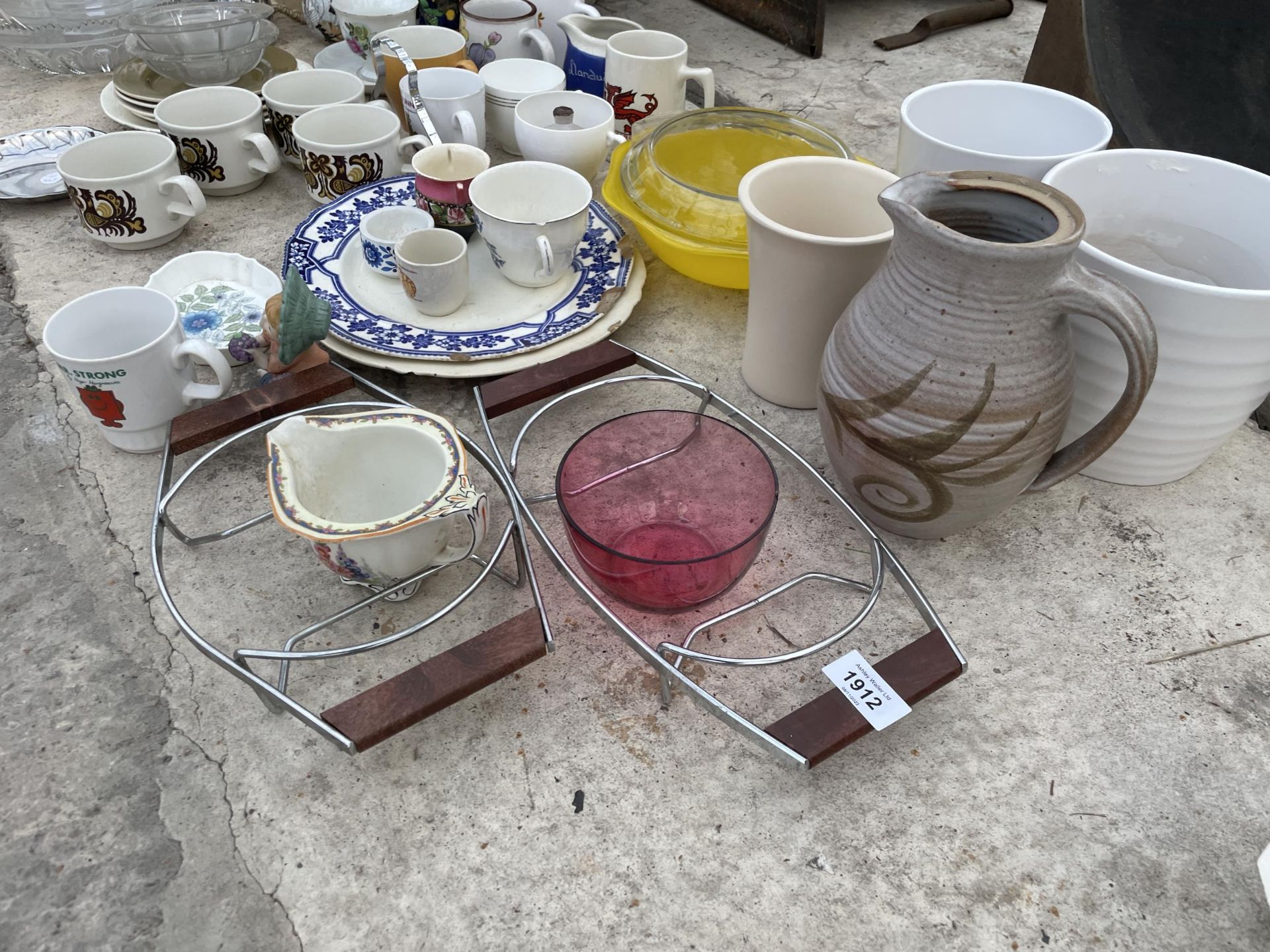 AN ASSORTMENT OF HOUSEHOLD ITEMS TO INCLUDE CERAMICS AND GLASS WARE ETC - Image 2 of 3