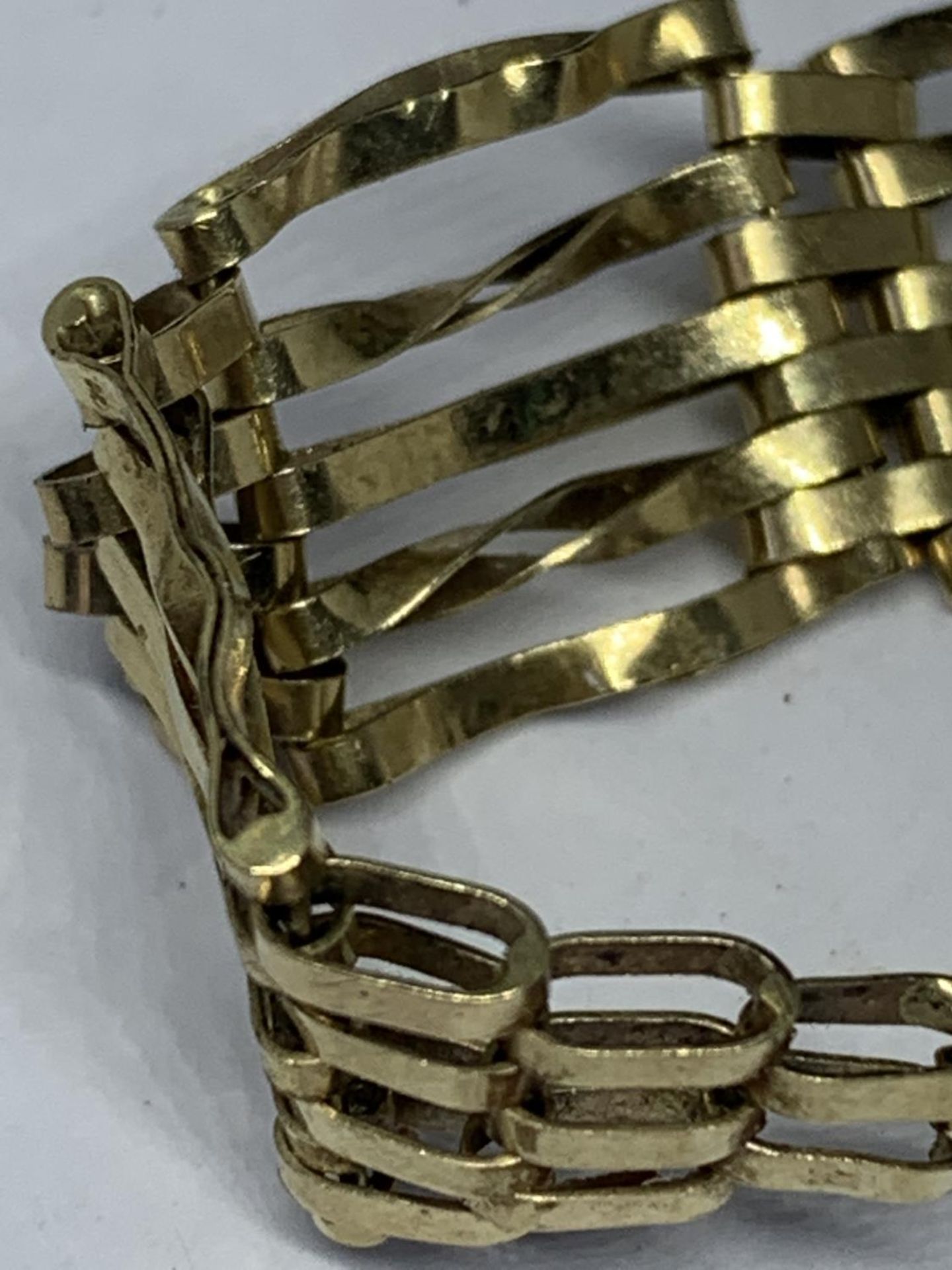 A 9 CARAT GOLD FIVE BAR GATE BRACELET WITH HEART SHAPED CLASP GROSS WEIGHT 8.95 GRAMS - Image 3 of 5