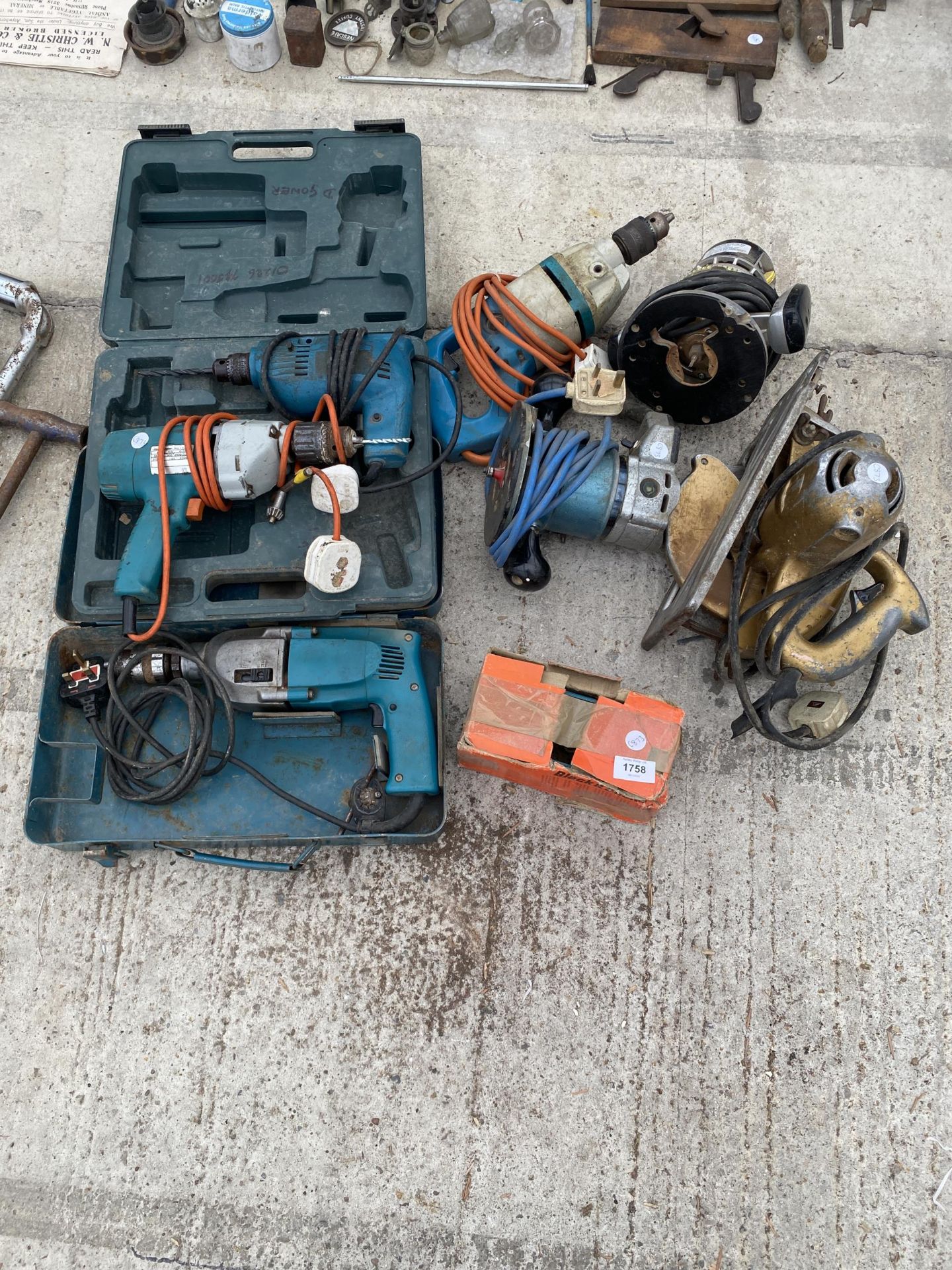AN ASSORTMENT OF POWER TOOLS TO INLCUDE ROUTERS AND DRILLS ETC