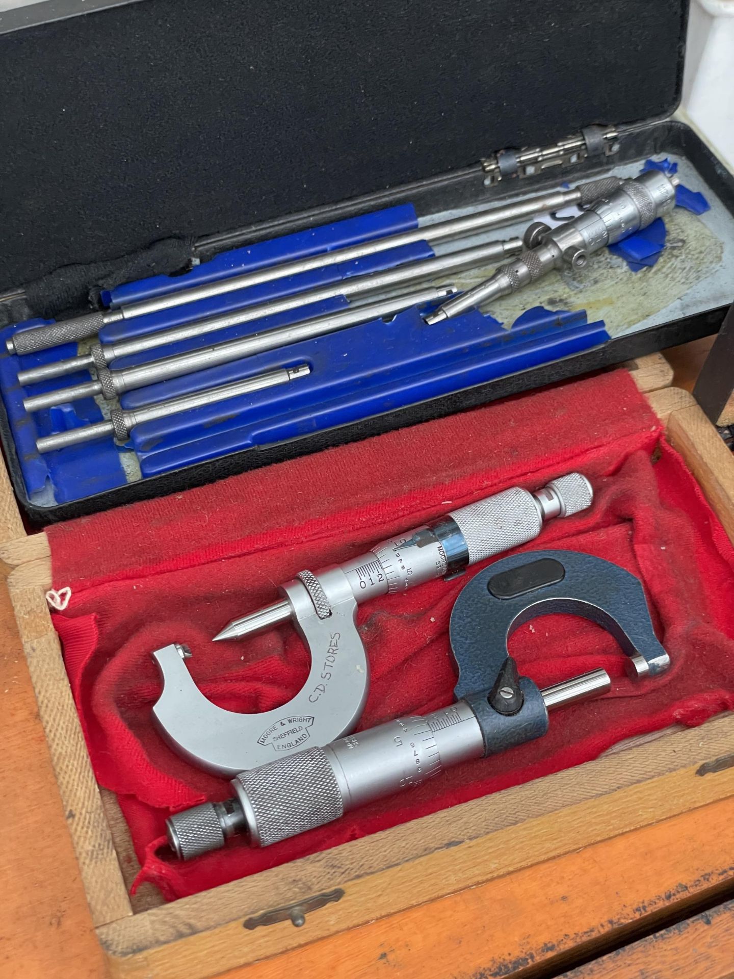 AN ASSORTMENT OF VINTAGE ENGINEERS MEASURING TOOLS TO INCLUDE MICROMETERS, DIAL GAUGE ETC - Image 2 of 4