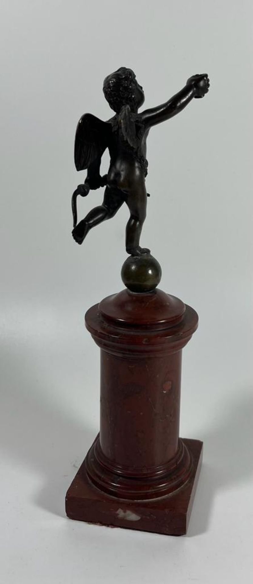 A FRENCH BRONZE MODEL OF CUPID ON A RED MARBLE BASE, HEIGHT 23 CM - Bild 2 aus 4