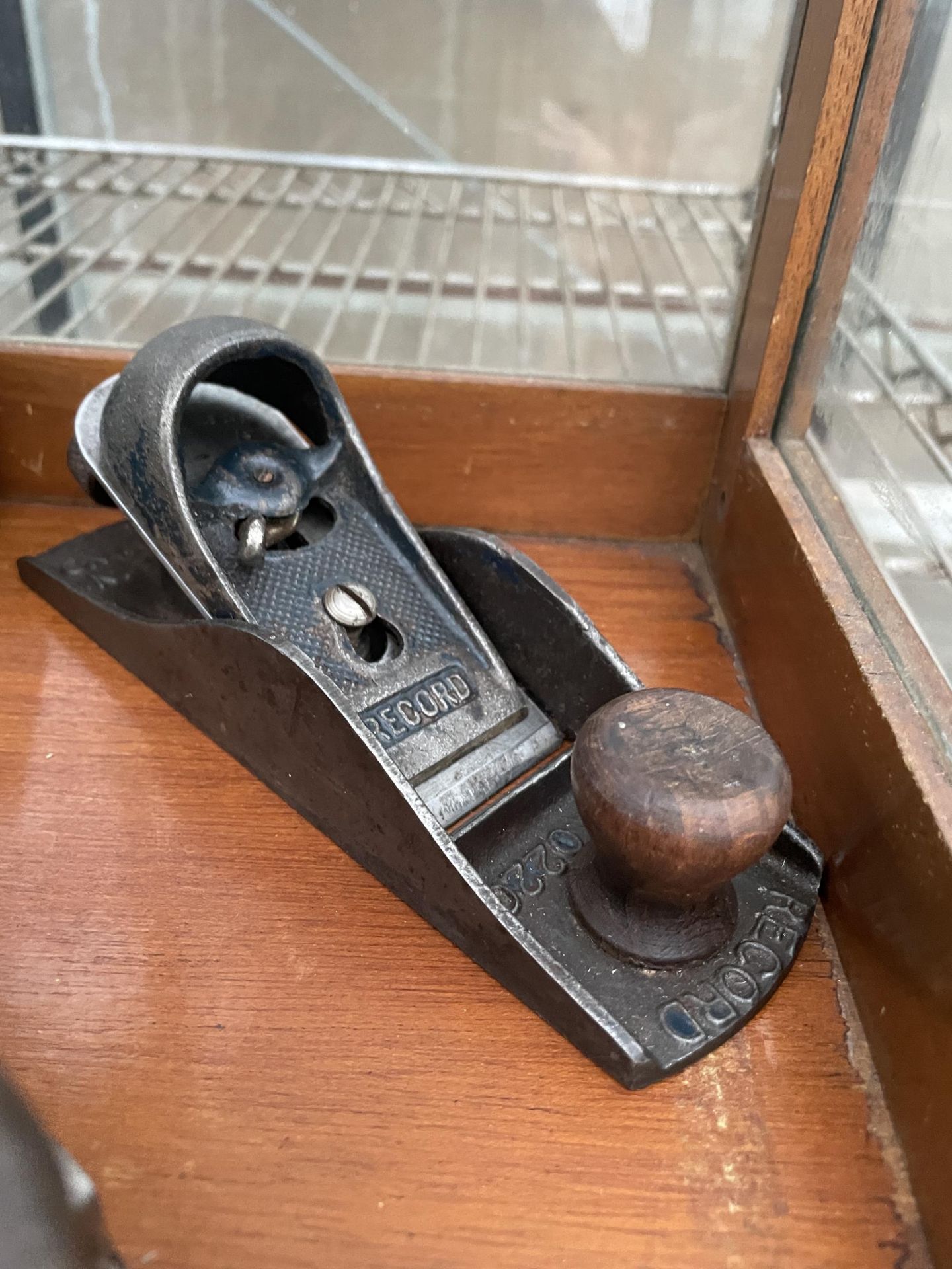 FIVE VINTAGE ASSORTED WOOD PLANES TO INCLUDE RECORD AND STANLEY ETC - Image 2 of 6