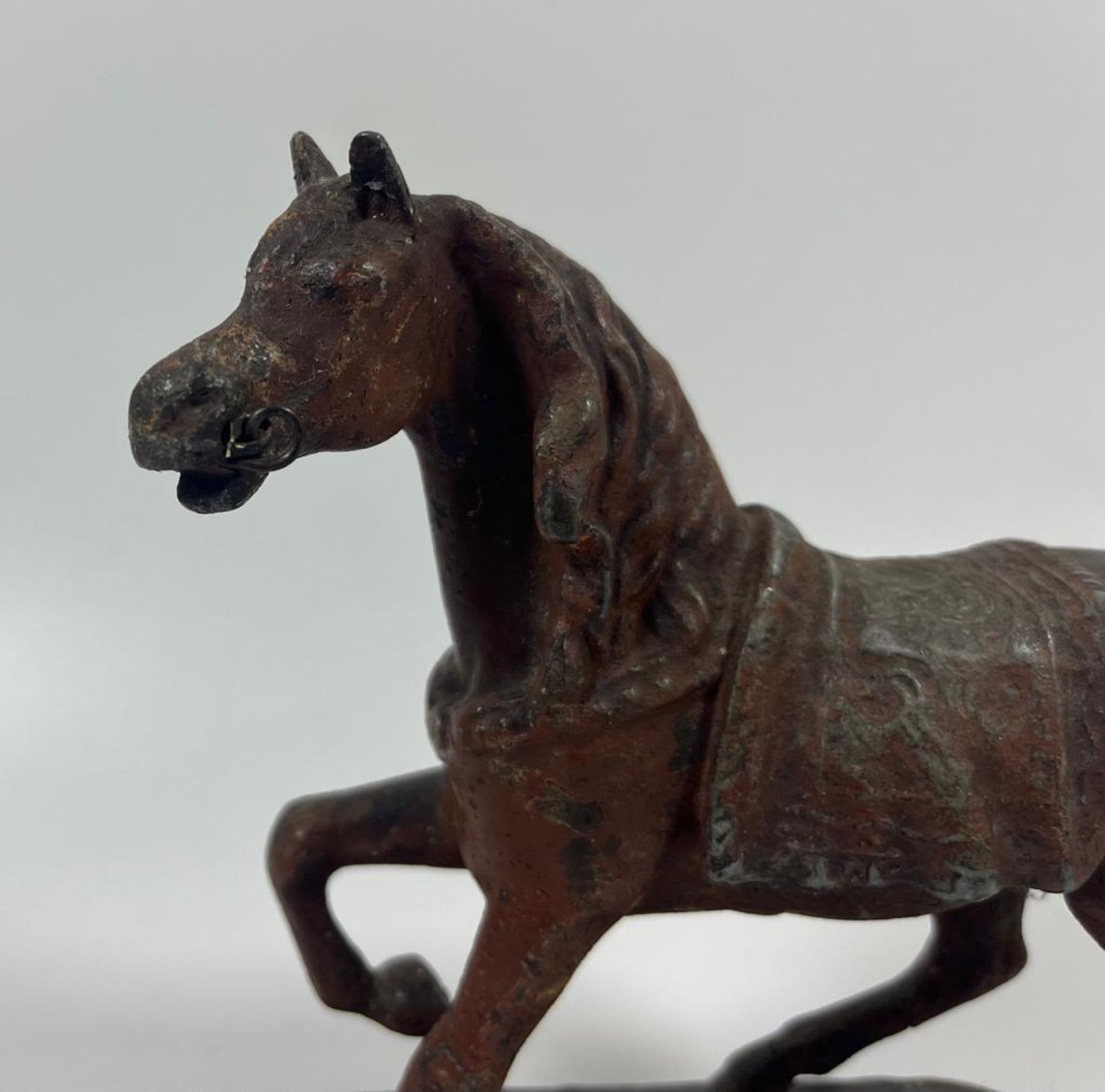 A VINTAGE CAST IRON OR SPELTER MODEL OF A HORSE ON A WOODEN BASE, HEIGHT 16CM - Bild 4 aus 5