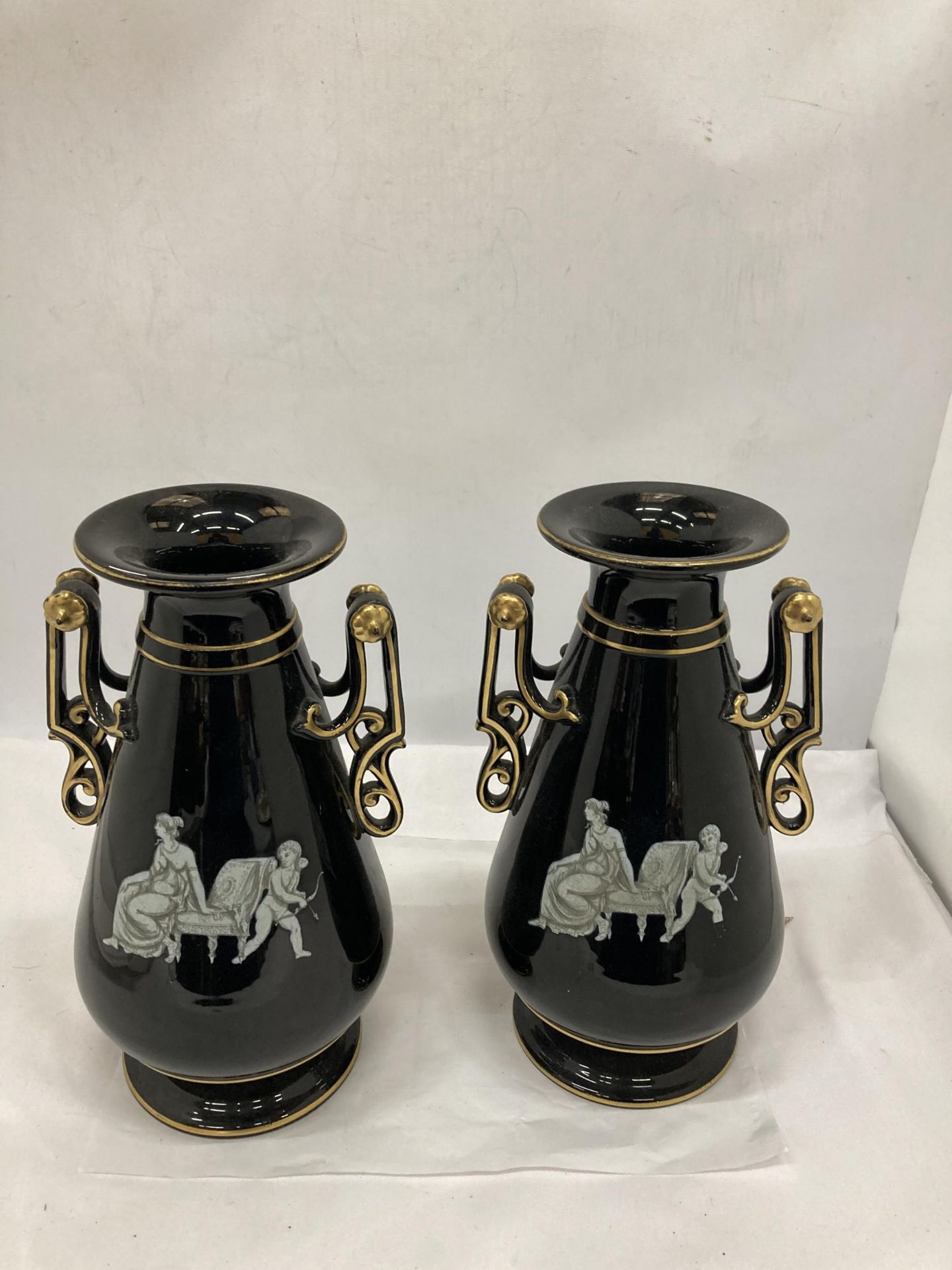 A PAIR OF GRECIAN STYLE BLACK AND GOLD VASES - Bild 2 aus 9