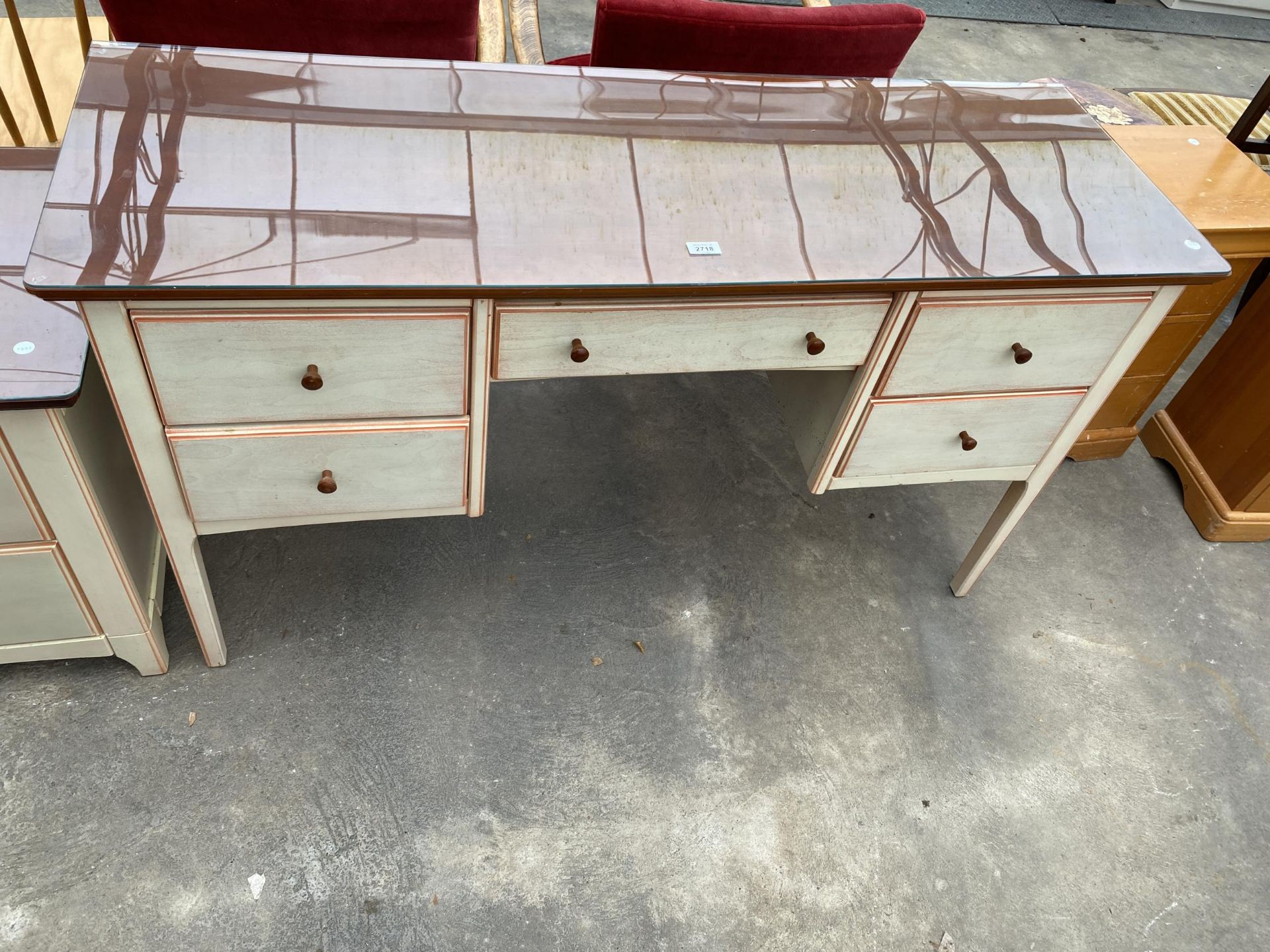 A MODERN PAINTED TWIN PEDESTAL DRESSING TABLE AND PAIR OF MATCHING BEDSIDE CHESTS - Image 3 of 4