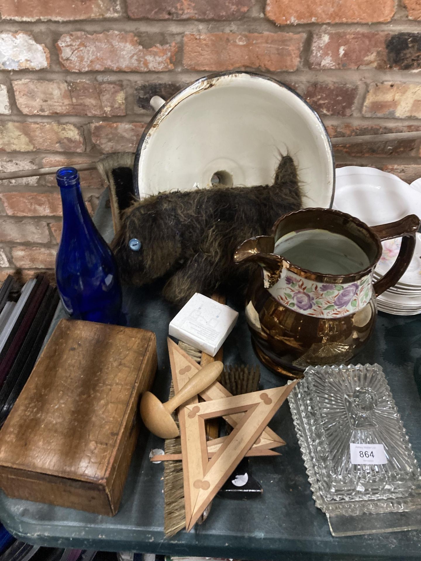 A MIXED LOT TO INCLUDE A LARGE LUSTRE WARE JUG, A LEATHER JEWELLERY BOX, GLASSWARE, ETC