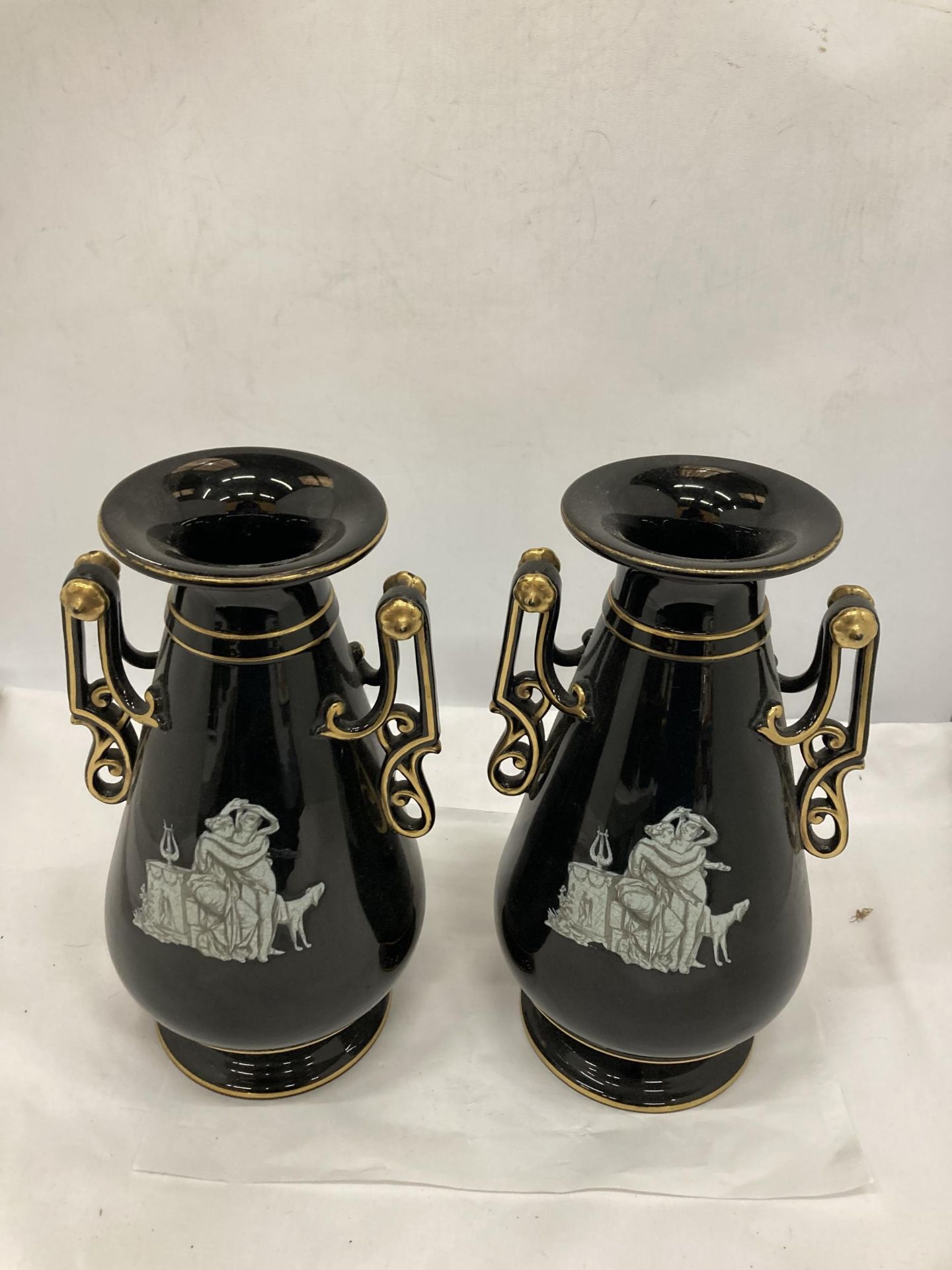 A PAIR OF GRECIAN STYLE BLACK AND GOLD VASES - Image 6 of 9