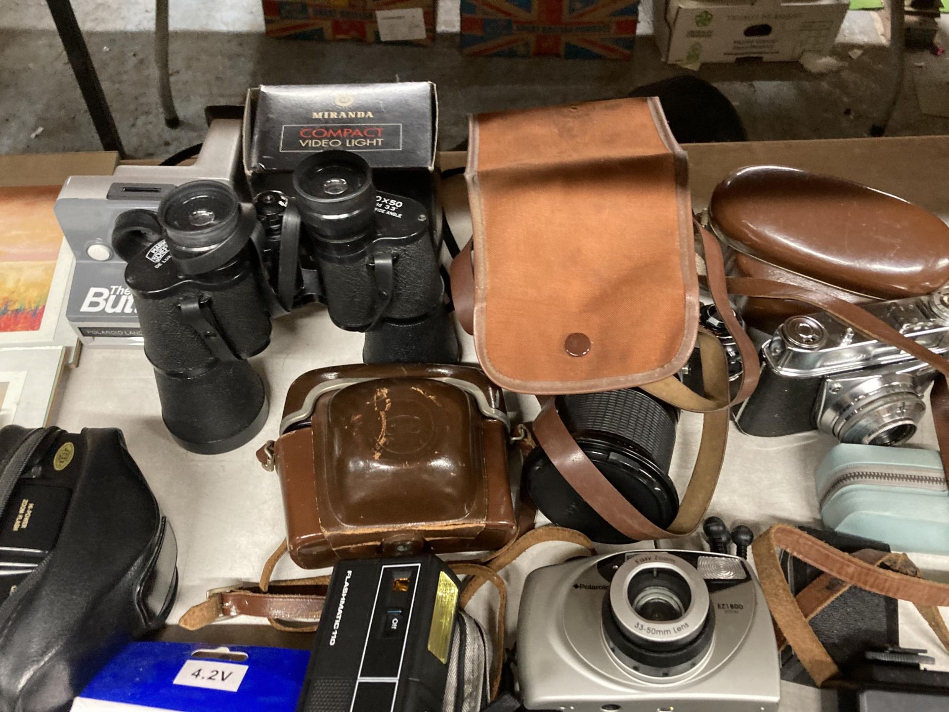 A COLLECTION OF VINTAGE CAMERAS TO INCLUDE HALINA PAULETTE ELECTRIC, KODAK, ADOX, POLAROID EZ1800 - Image 4 of 4