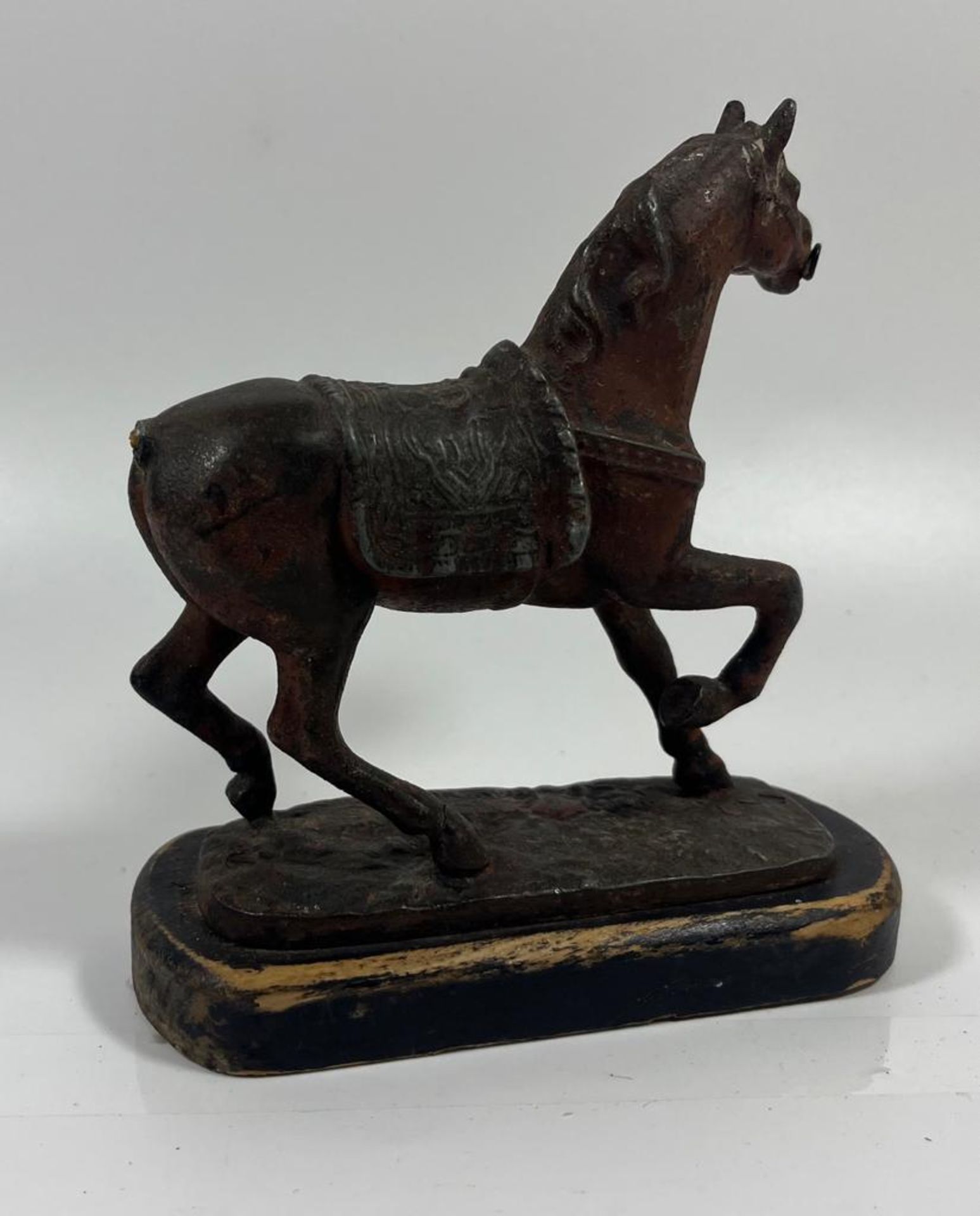 A VINTAGE CAST IRON OR SPELTER MODEL OF A HORSE ON A WOODEN BASE, HEIGHT 16CM - Bild 3 aus 5