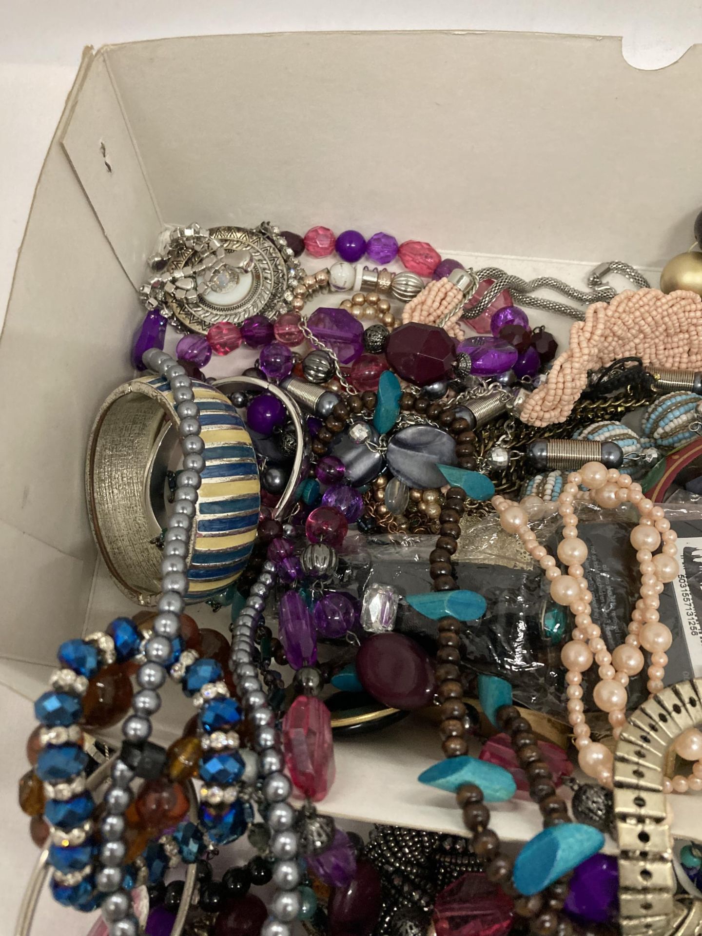 A QUANTITY OF COSTUME JEWELLERY TO INCLUDE BANGLES, NECKLACES, BRACELETS, ETC - Image 2 of 4