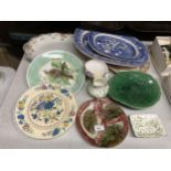 A QUANTITY OF CERAMIC PLATES TO INCLUDE LARGE BLUE AND WHITE 'WILLOW PATTERN' MEAT PLATTERS, CABINET