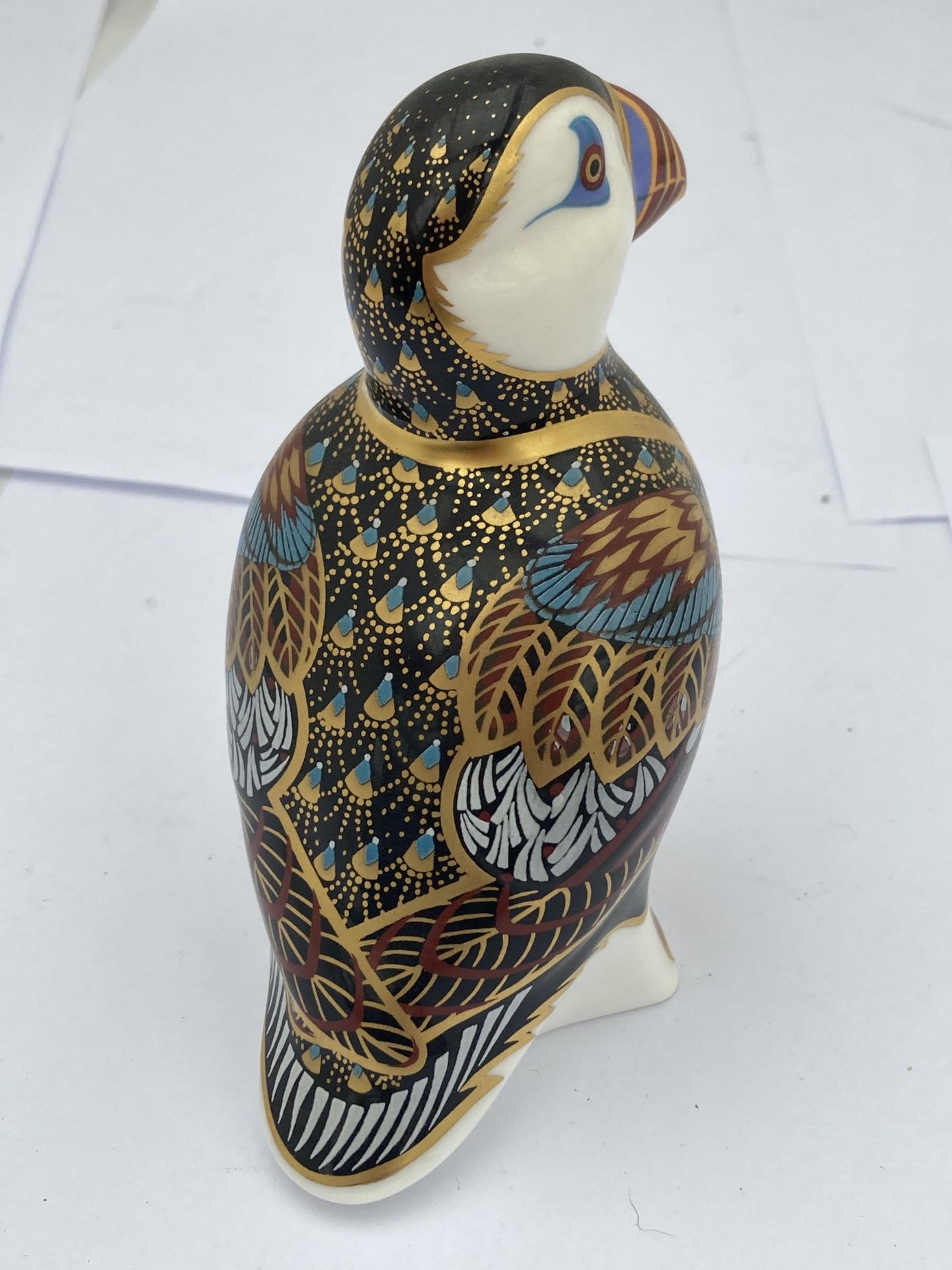 A ROYAL CROWN DERBY PUFFIN PAPERWEIGHT WITH GOLD STOPPER - Bild 2 aus 4