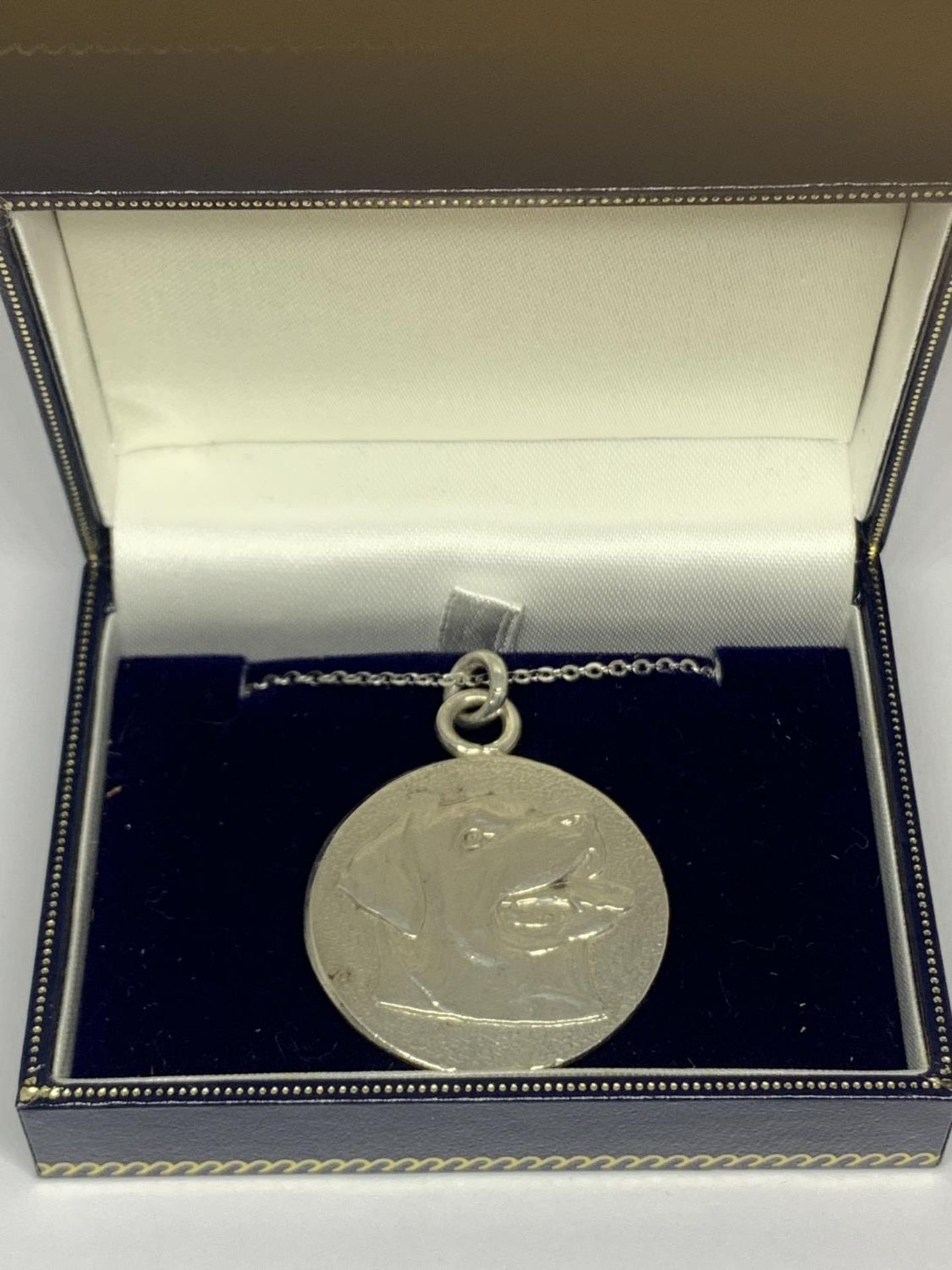A SILVER ROTWEILLER PENDANT AND CHAIN IN A PRESENTATION BOX