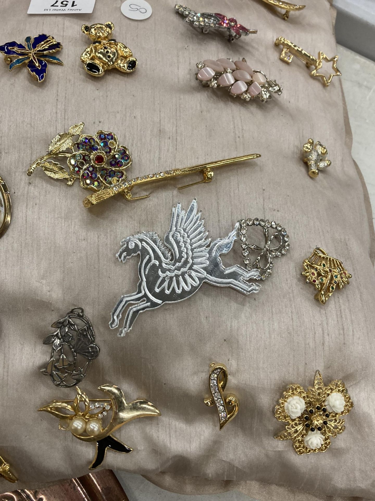 A CUSHION CONTAINING 40 COSTUME JEWELLERY BROOCHES - Image 5 of 5