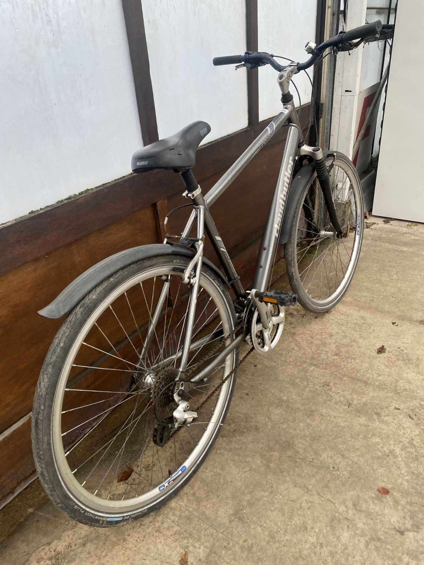 A GENTS CLAUD BUTLER LEGEND MOUNTAIN BIKE WITH A 24 SPEED SHIMANO GEAR SYSYTEM - Image 2 of 3