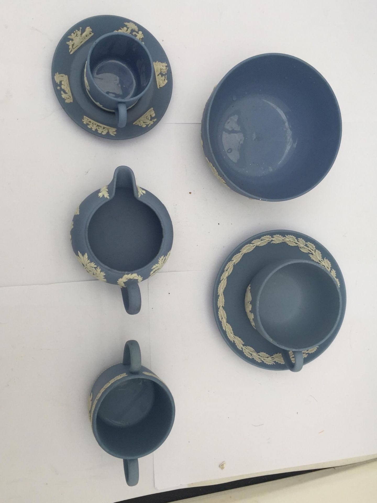 A COLLECTION OF WEDGWOOD BLUE JASPERWARE ITEMS, CUPS AND SAUCERS ETC - Bild 5 aus 5