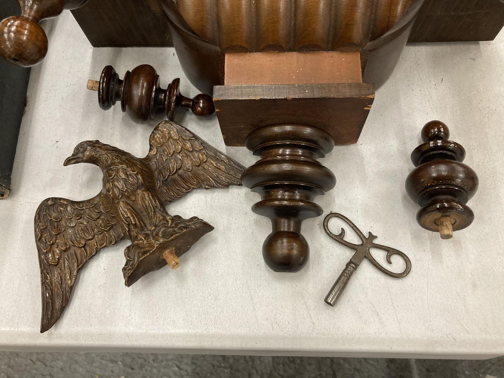 A MAHOGANY CASED VIENNA WALL CLOCK WITH EAGLE DESIGN TOP, WITH PENDULUM AND KEY - Image 7 of 7