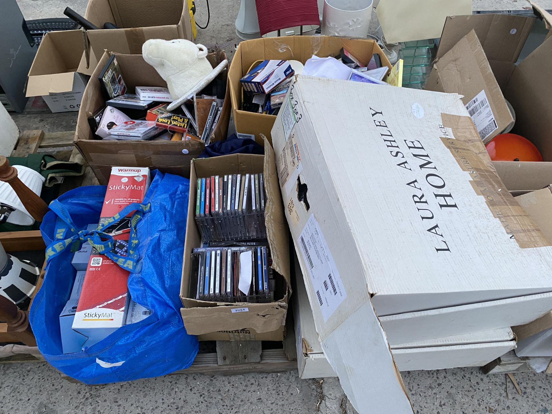 AN ASSORTMENT OF HOUSEHOLD CLEARANCE ITEMS TO INCLUDE CDS AND DVDS ETC