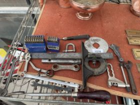 AN ASSORTMENT OF ENGINEERS TOOLS TO INCLUDE LETTER PUNCHES, A SET SQUARE AND SPANNERS ETC