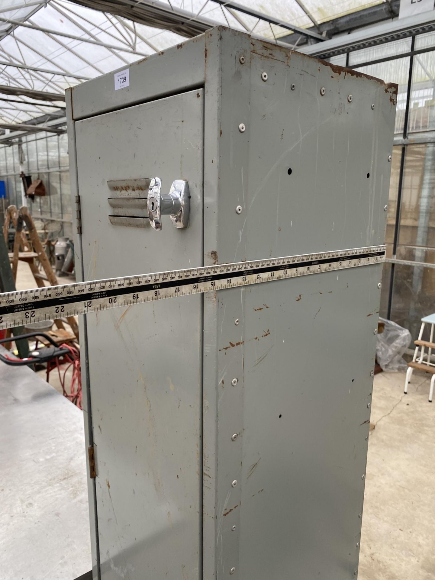 A METAL SINGLE DOOR LOCKER UNIT - Image 2 of 3