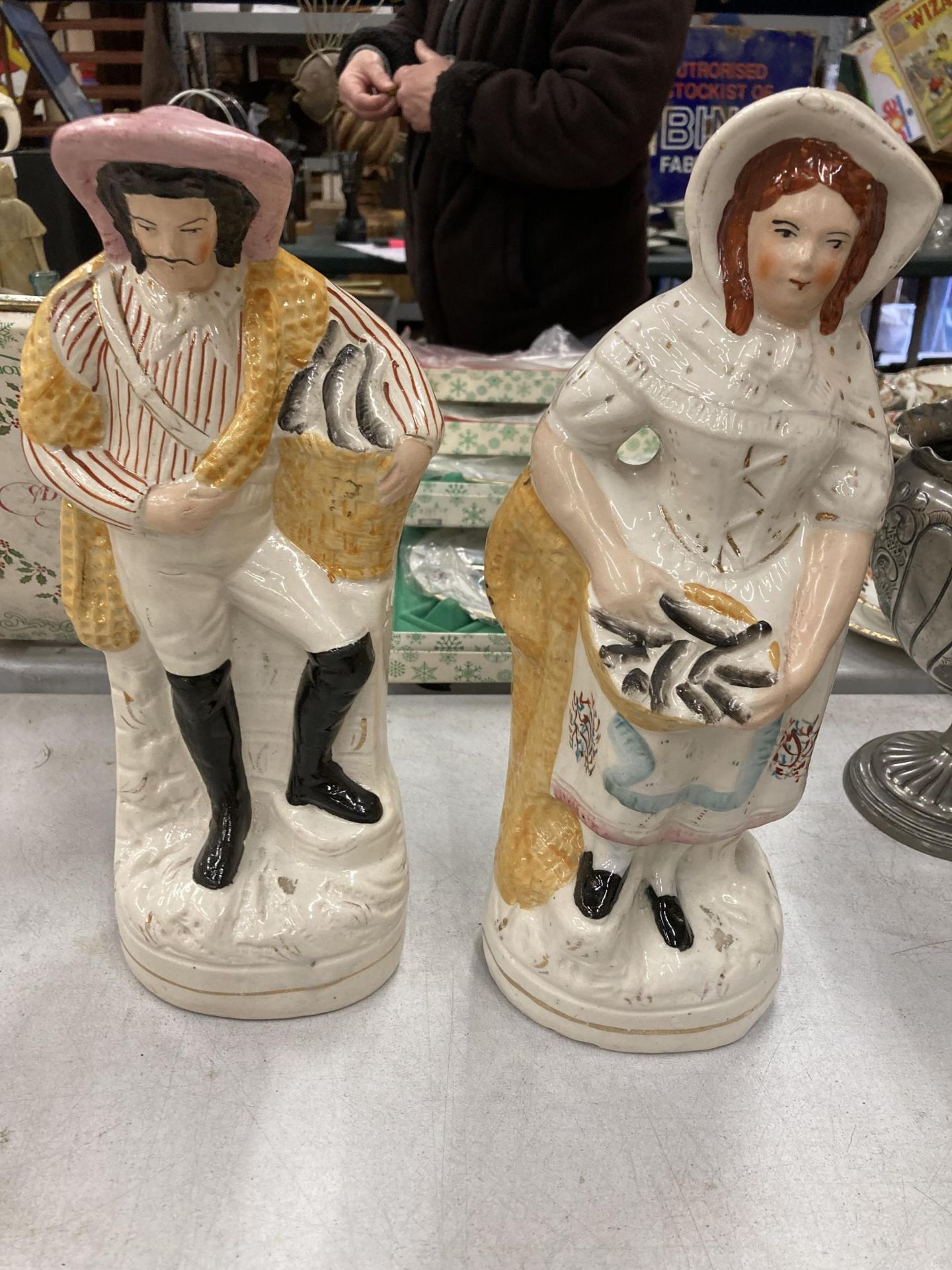 A MIXED LOT OF CERAMICS TO INCLUDE STAFFORDSHIRE FIGURES OF HIGHLAND LASS AND LADY, LARGER - Image 3 of 3