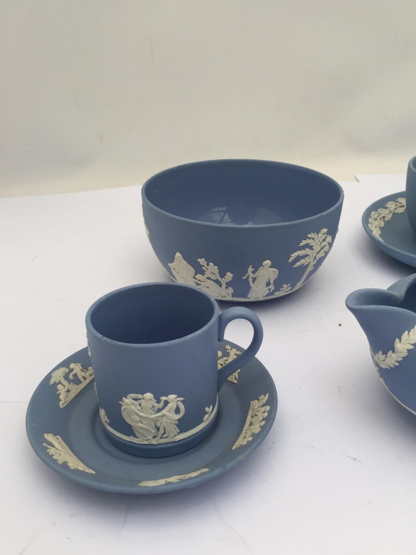 A COLLECTION OF WEDGWOOD BLUE JASPERWARE ITEMS, CUPS AND SAUCERS ETC - Bild 2 aus 5