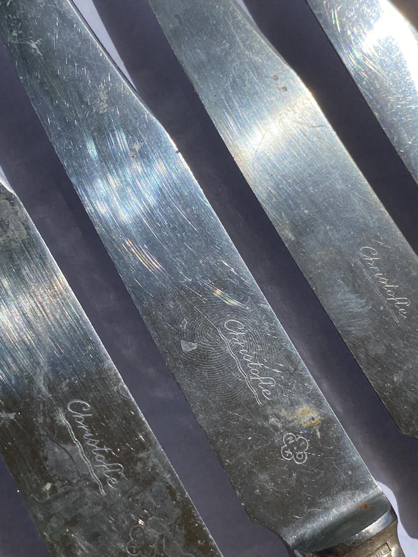 A SET OF SIX PLUS ONE FRENCH ART DECO CHRISTOFLE CTF20 PLUME PATTERN SILVER PLATED DINNER KNIVES - Image 4 of 7