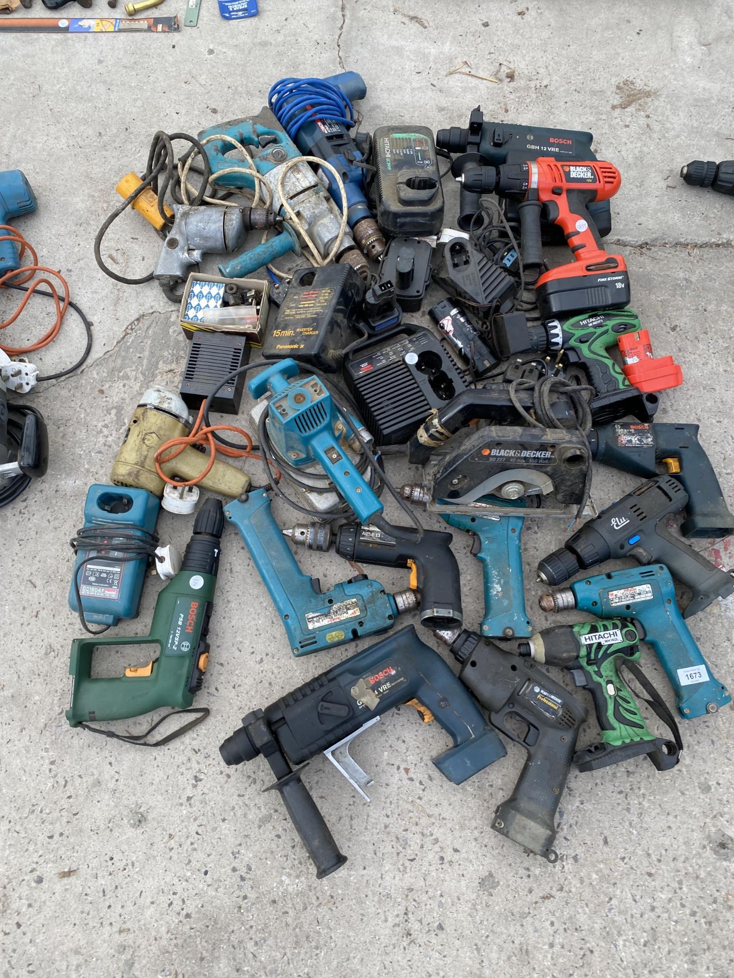 A LARGE ASSORTMENT OF POWER TOOLS TO INLCUDE BATTERY DRILLS ETC - Bild 2 aus 2