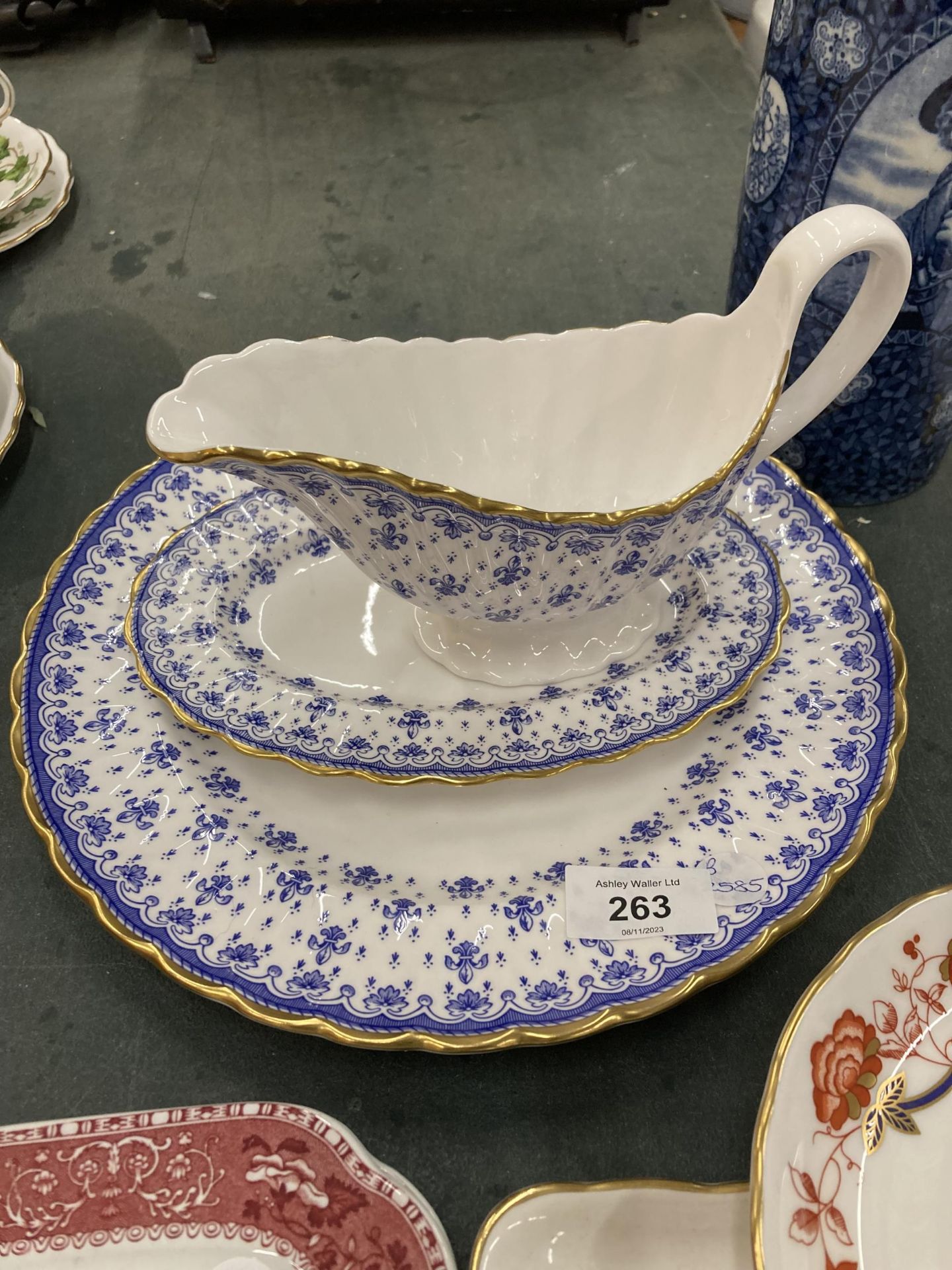 A MIXED LOT OF CERAMICS TO INCLUDE SPODE FLEUR DE LYS BLUE AND WHITE GRAVY BOAT AND DISH, SPODE PINK - Image 3 of 5