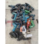 A LARGE ASSORTMENT OF POWER TOOLS TO INLCUDE BATTERY DRILLS ETC