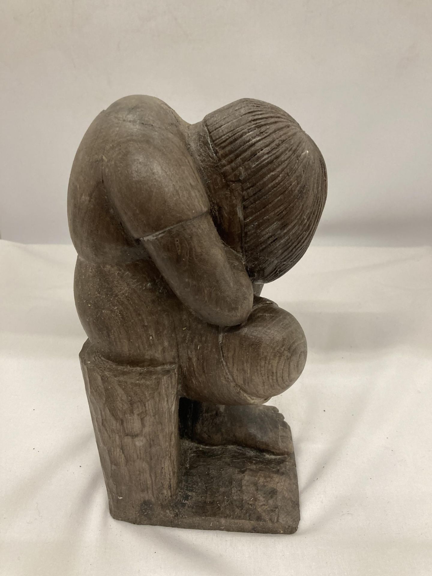A VINTAGE WOODEN CARVING OF A WEEPING BOY, HEIGHT 25CM - Image 3 of 3