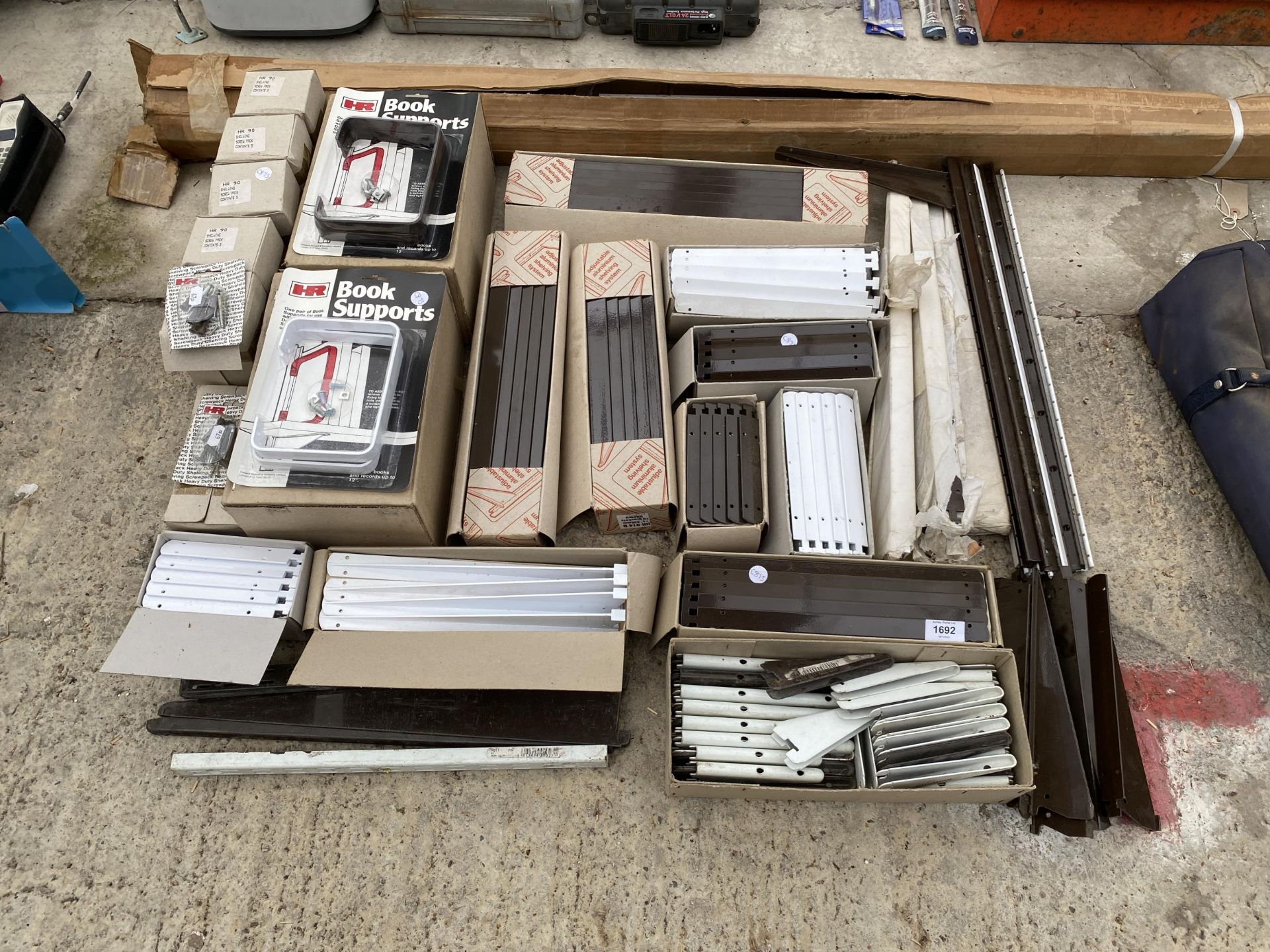 A LARGE QUANTITY OF ASSORTED WALL AND SHLF BRACKETS