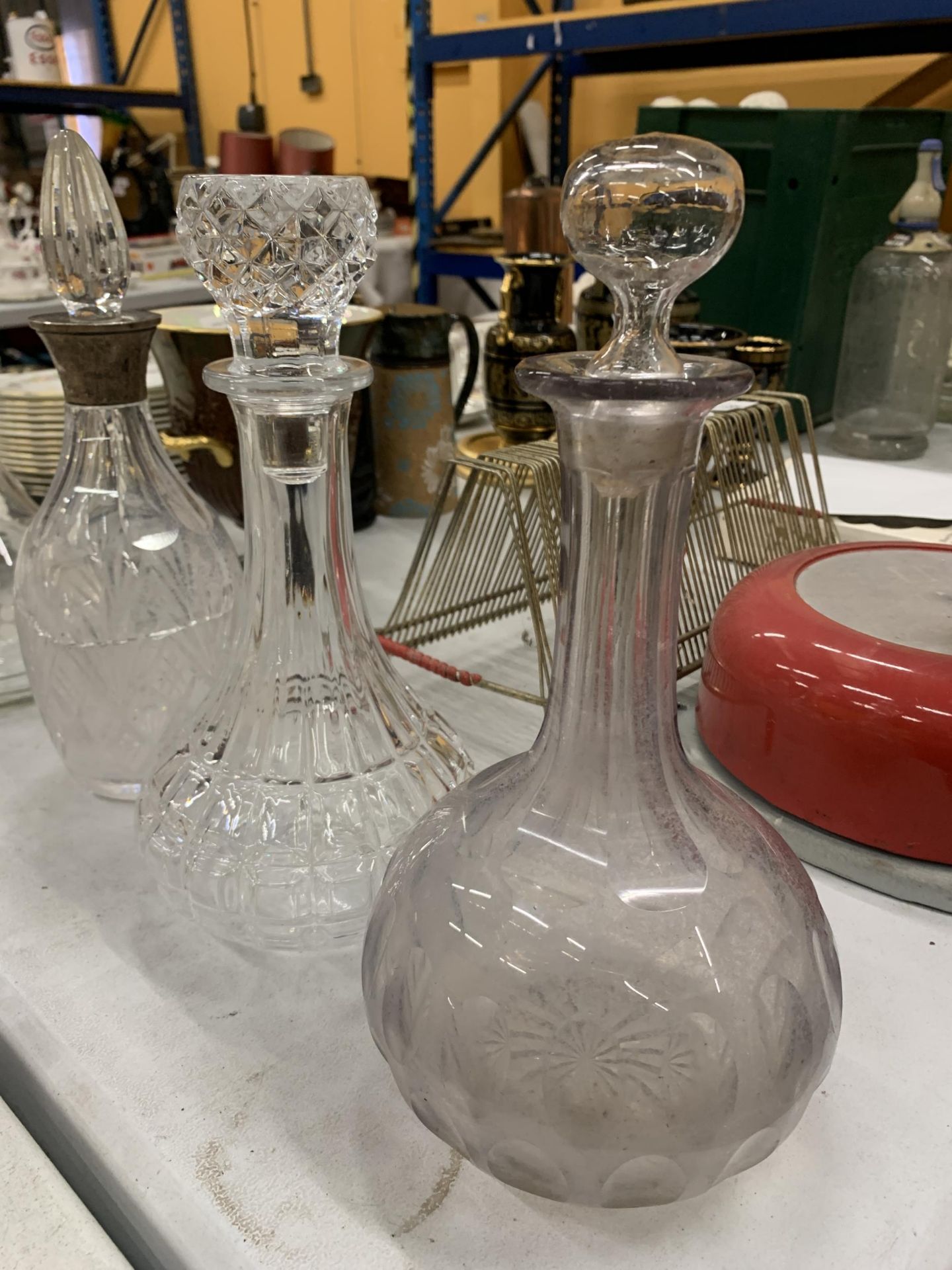 FOUR VINTAGE DECANTERS TO INCLUDE BIRMINGHAM HALLMARKED SILVER EXAMPLE (A/F) - Image 3 of 7