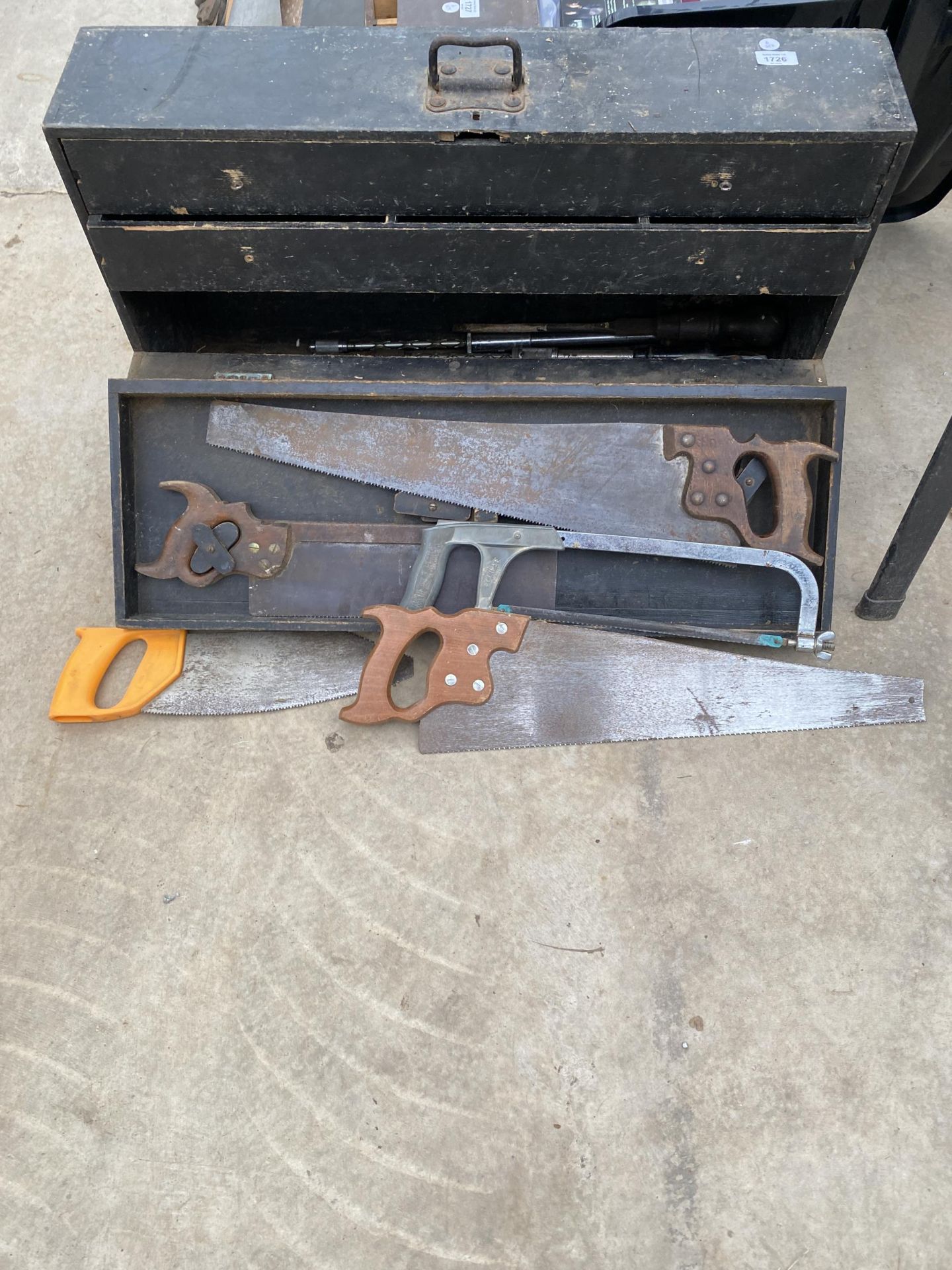 A VINTAGE WOODEN JOINERS CHEST CONTAINING TOOLS TO INCLUDE SCREW DRIVERS, A RASP AND SAWS ETC